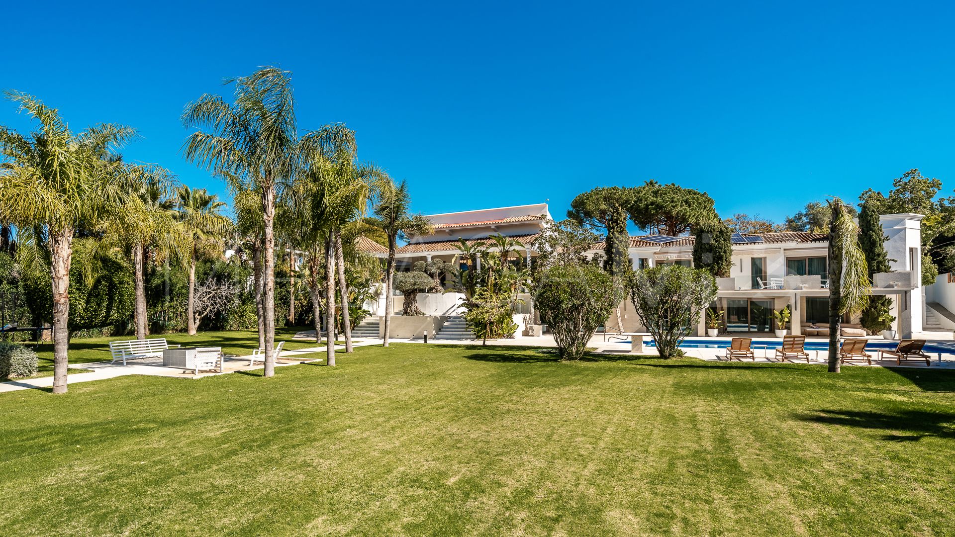 Villa for sale in Guadalmina Baja