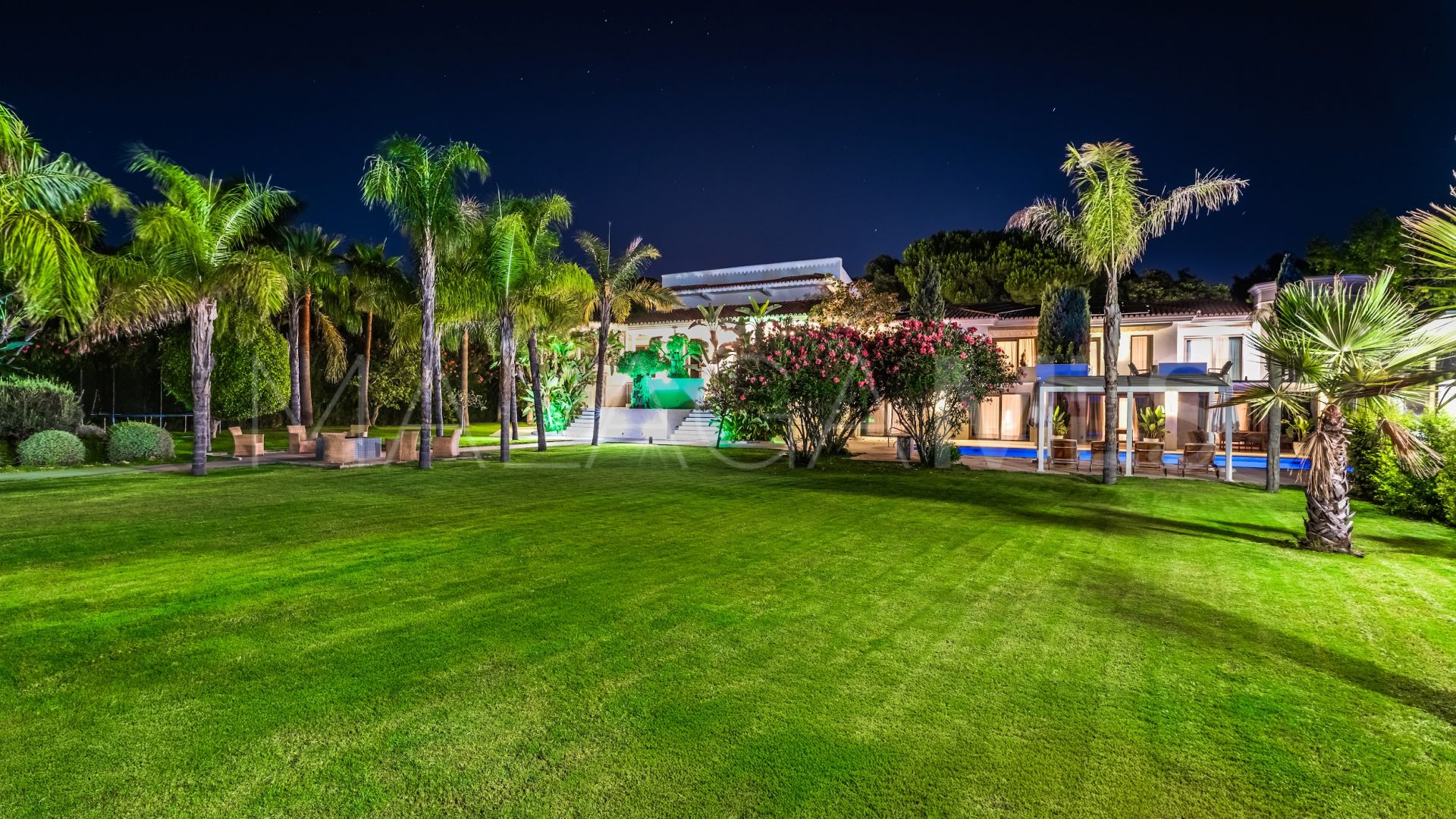 Villa for sale in Guadalmina Baja