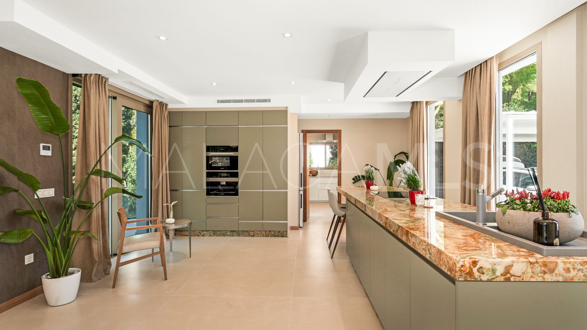 Villa for sale in Guadalmina Baja