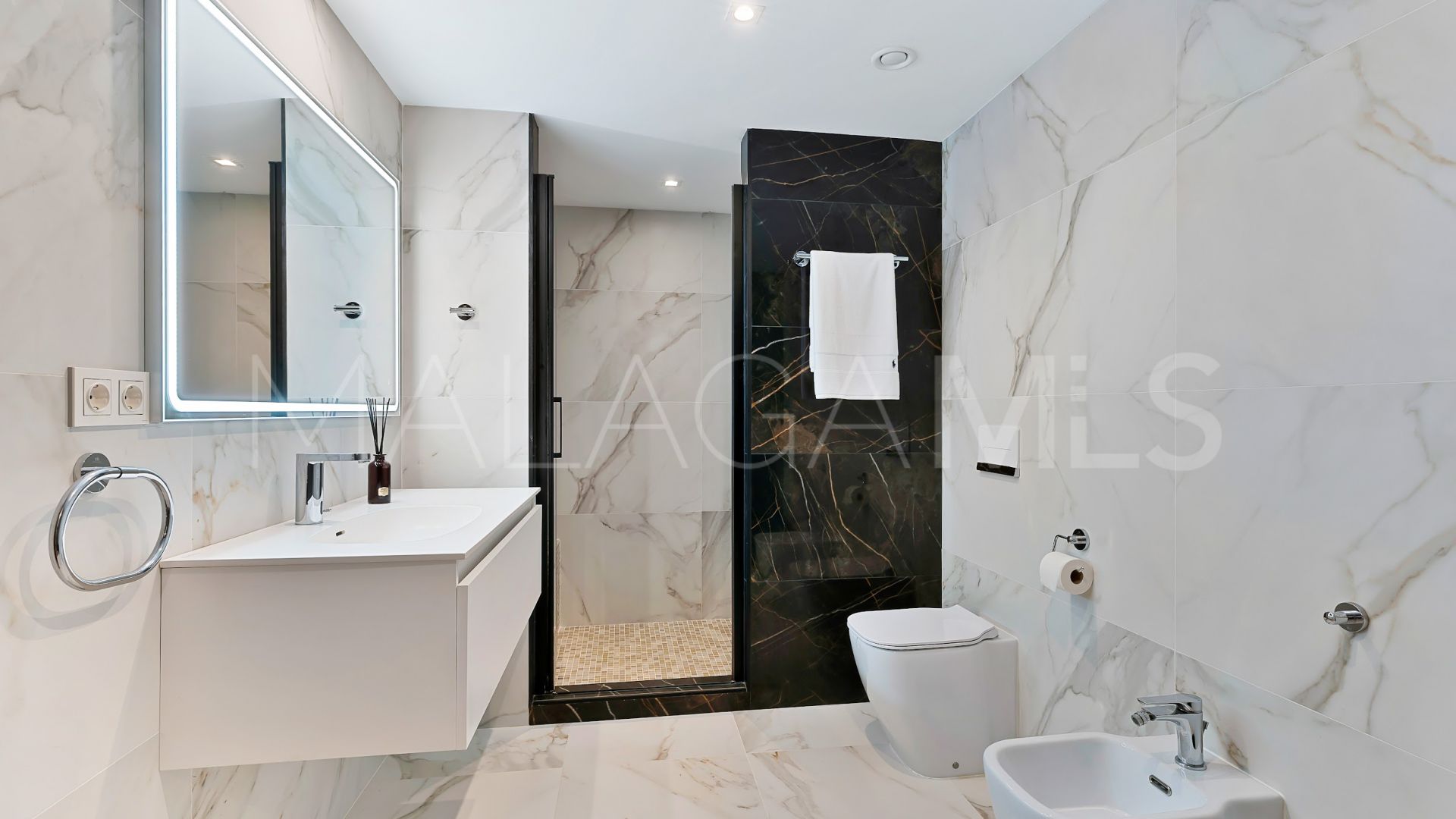 Villa for sale in Guadalmina Baja