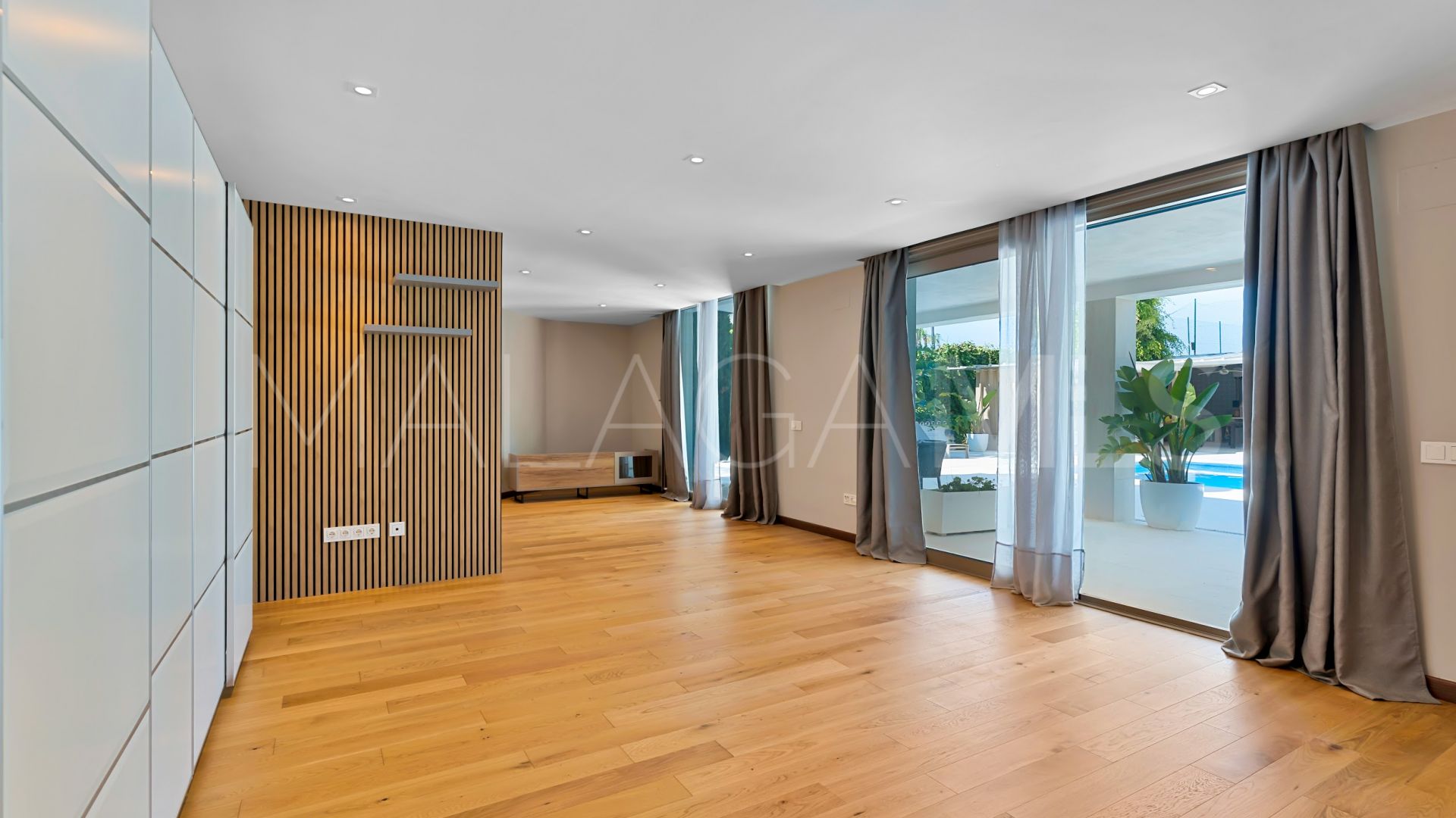 Villa for sale in Guadalmina Baja