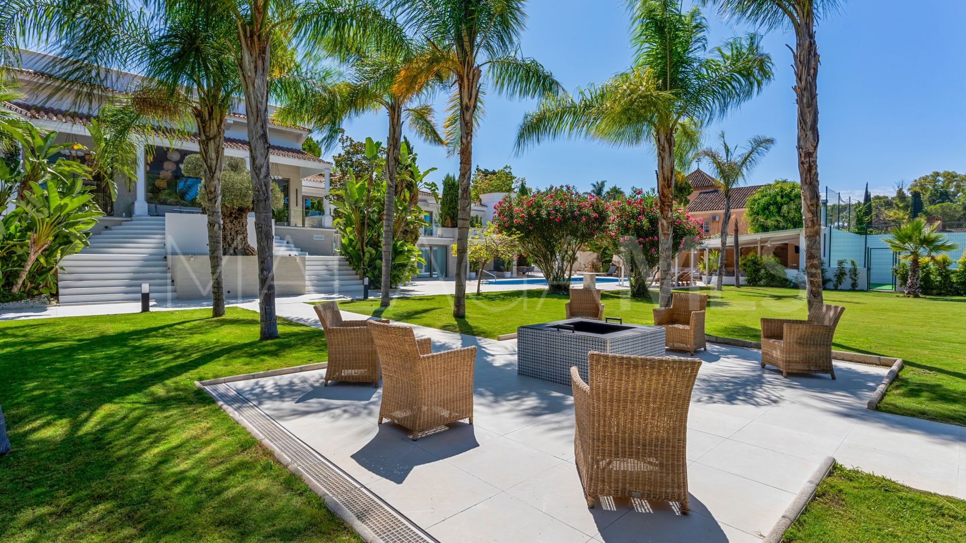 Villa for sale in Guadalmina Baja