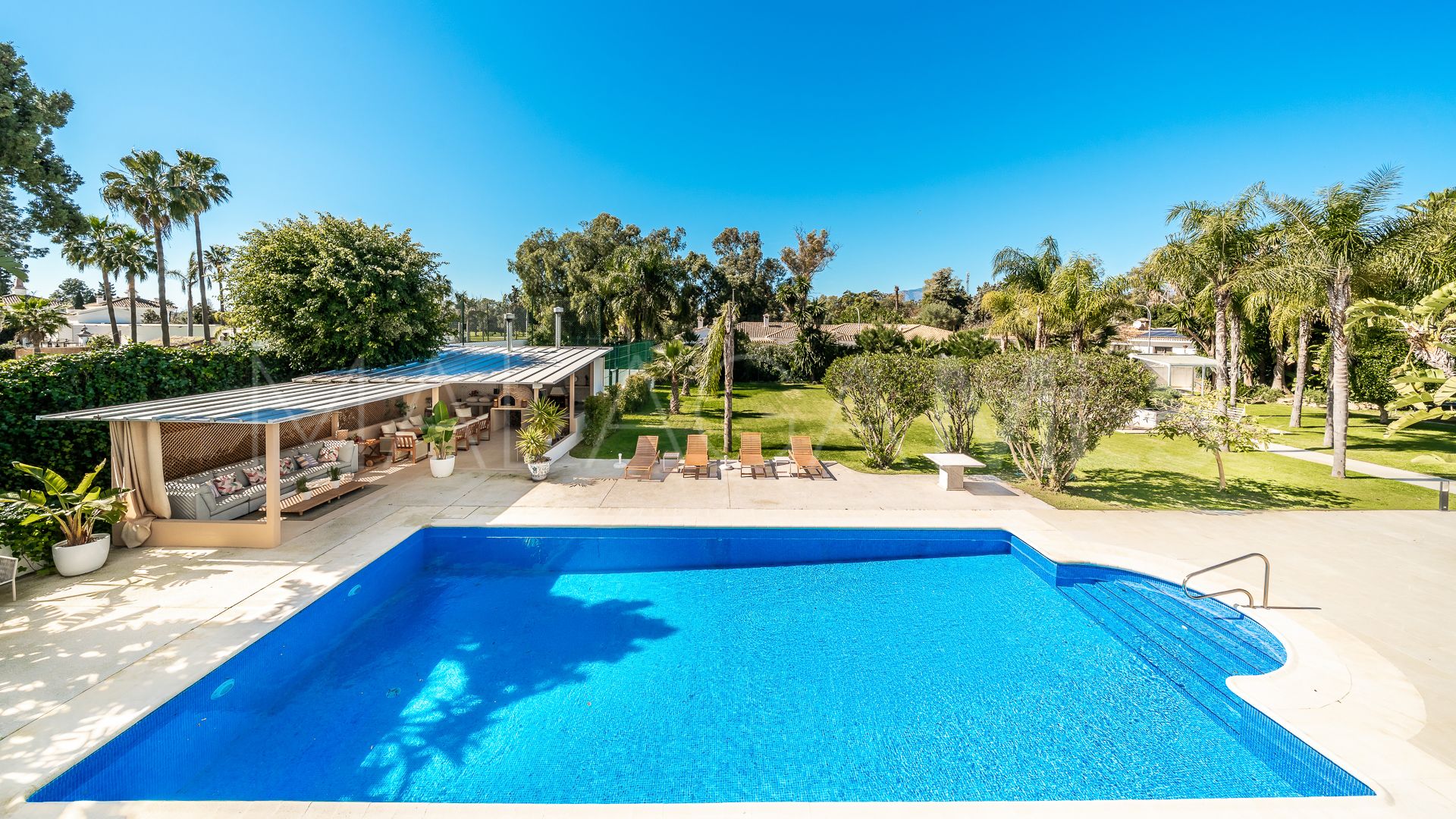 Villa for sale in Guadalmina Baja