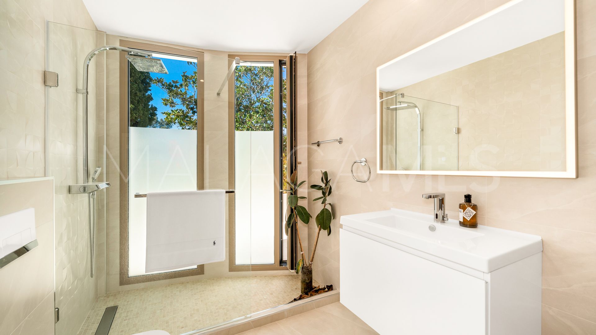 Villa for sale in Guadalmina Baja