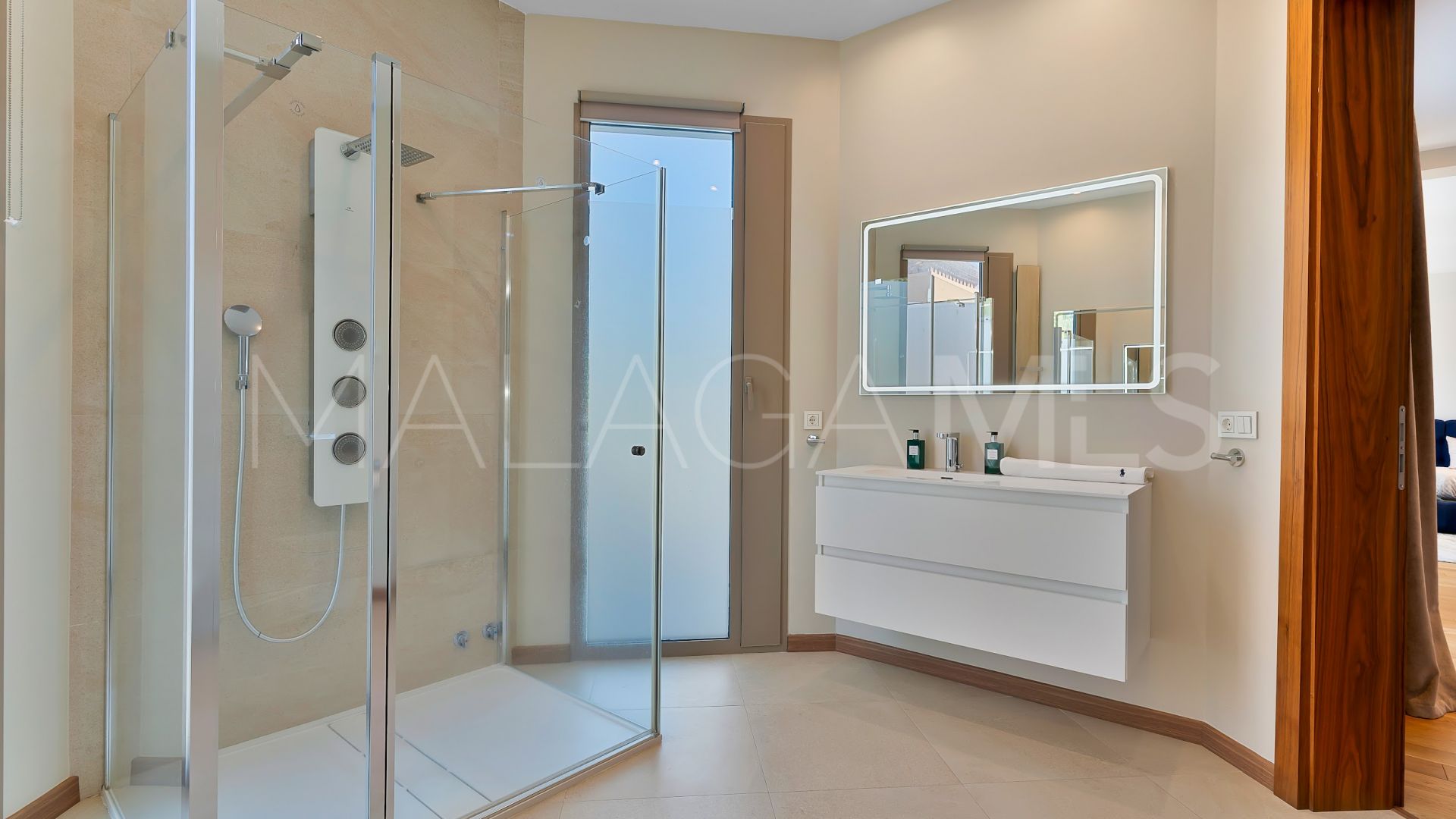 Villa for sale in Guadalmina Baja