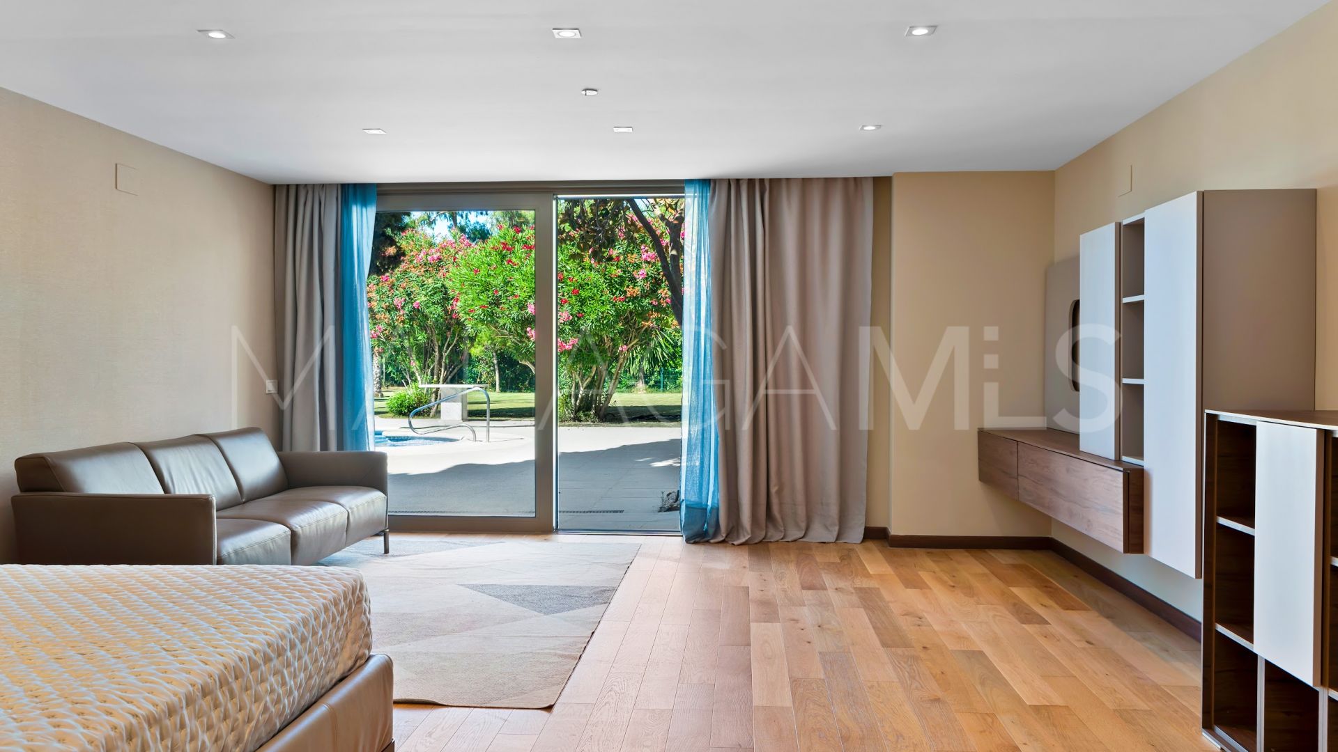 Villa for sale in Guadalmina Baja