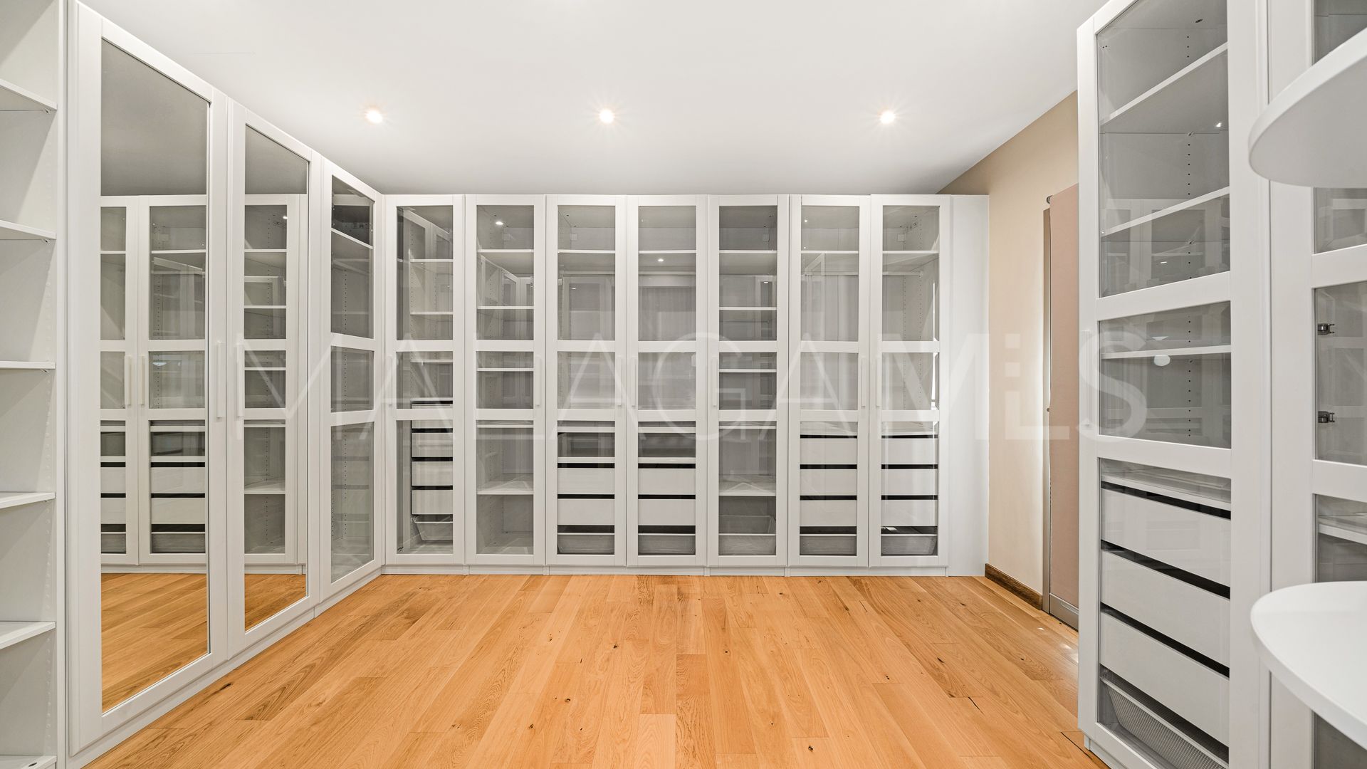 Villa for sale in Guadalmina Baja