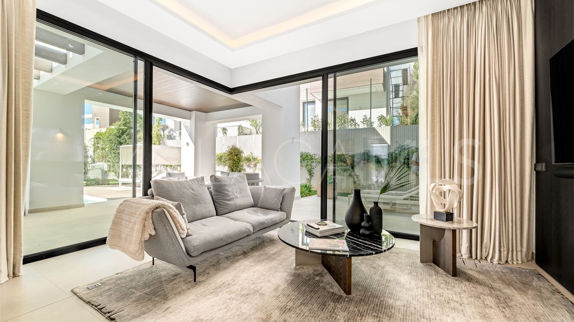 For sale villa in Golden Mile