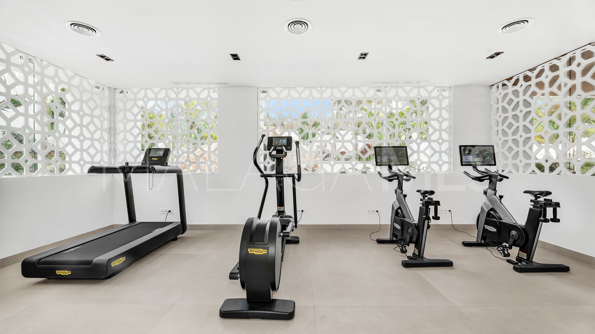 4 bedrooms ground floor apartment for sale in Golden Mile