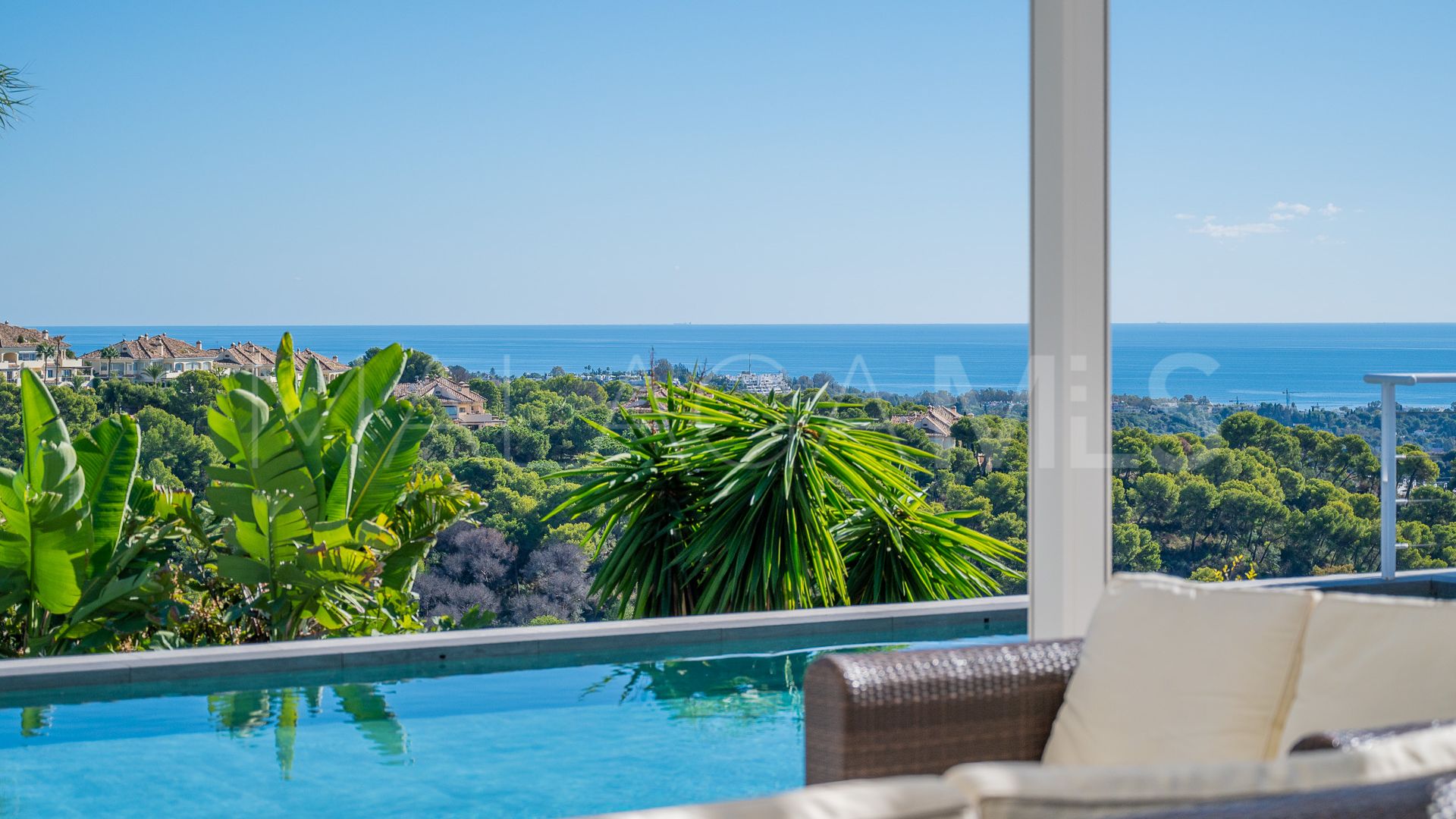 Villa for sale in Nueva Andalucia