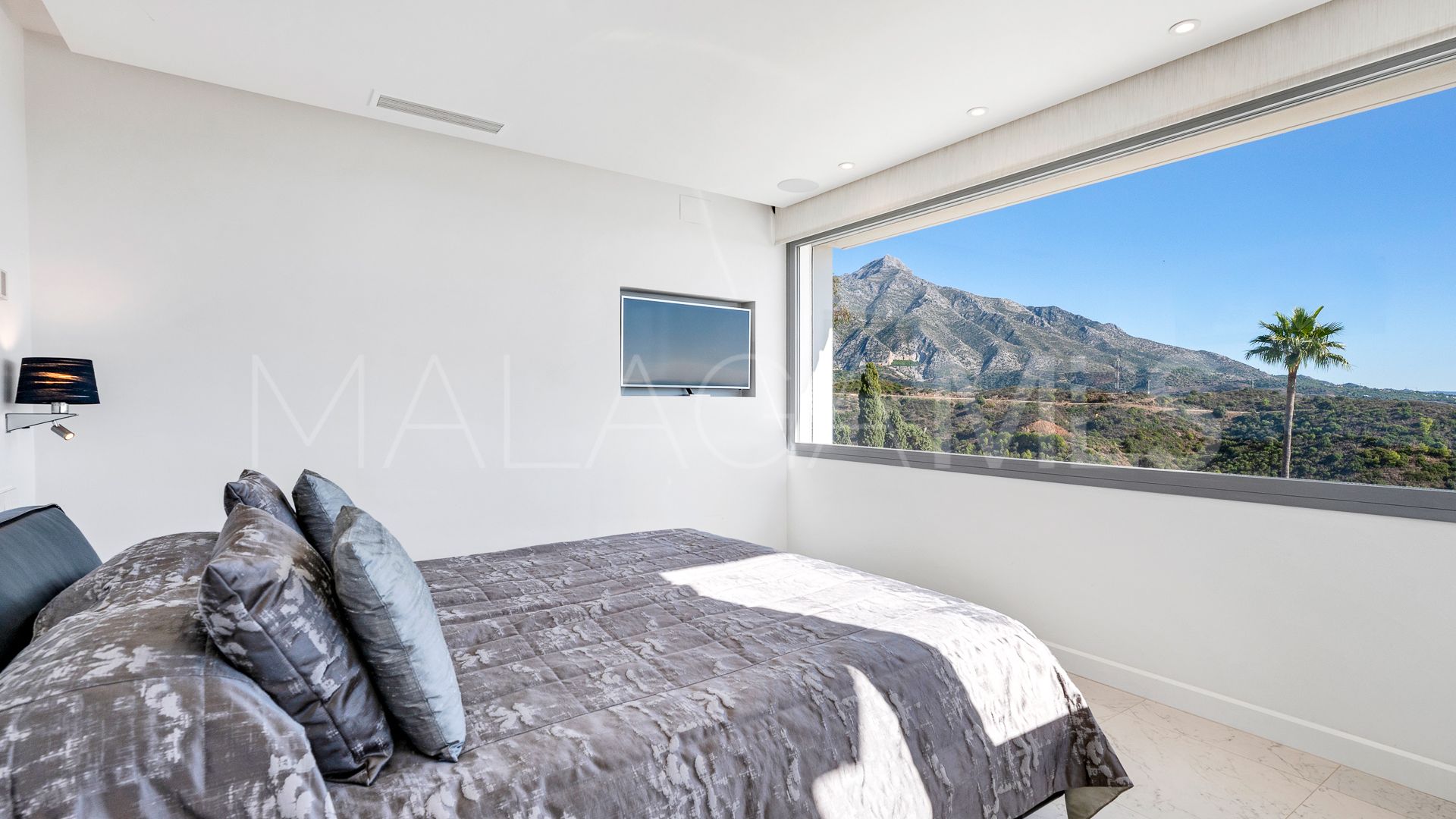 Villa for sale in Nueva Andalucia