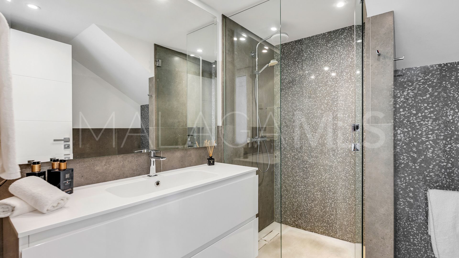 Villa for sale in Nueva Andalucia