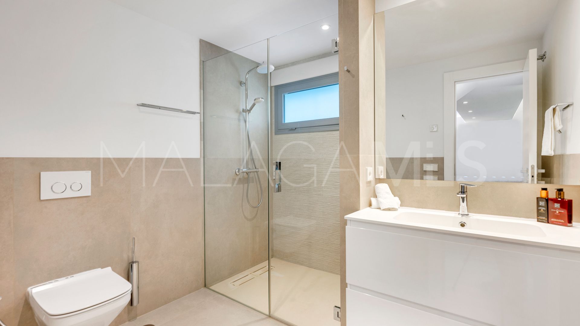 Villa for sale in Nueva Andalucia