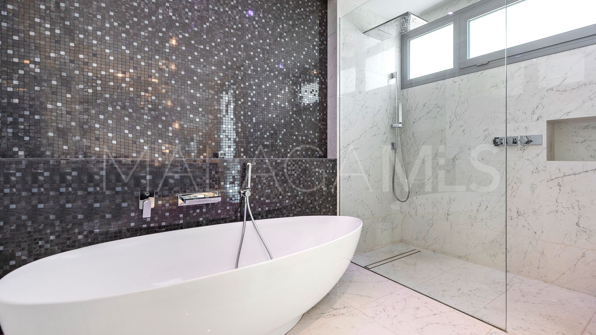 Villa for sale in Nueva Andalucia