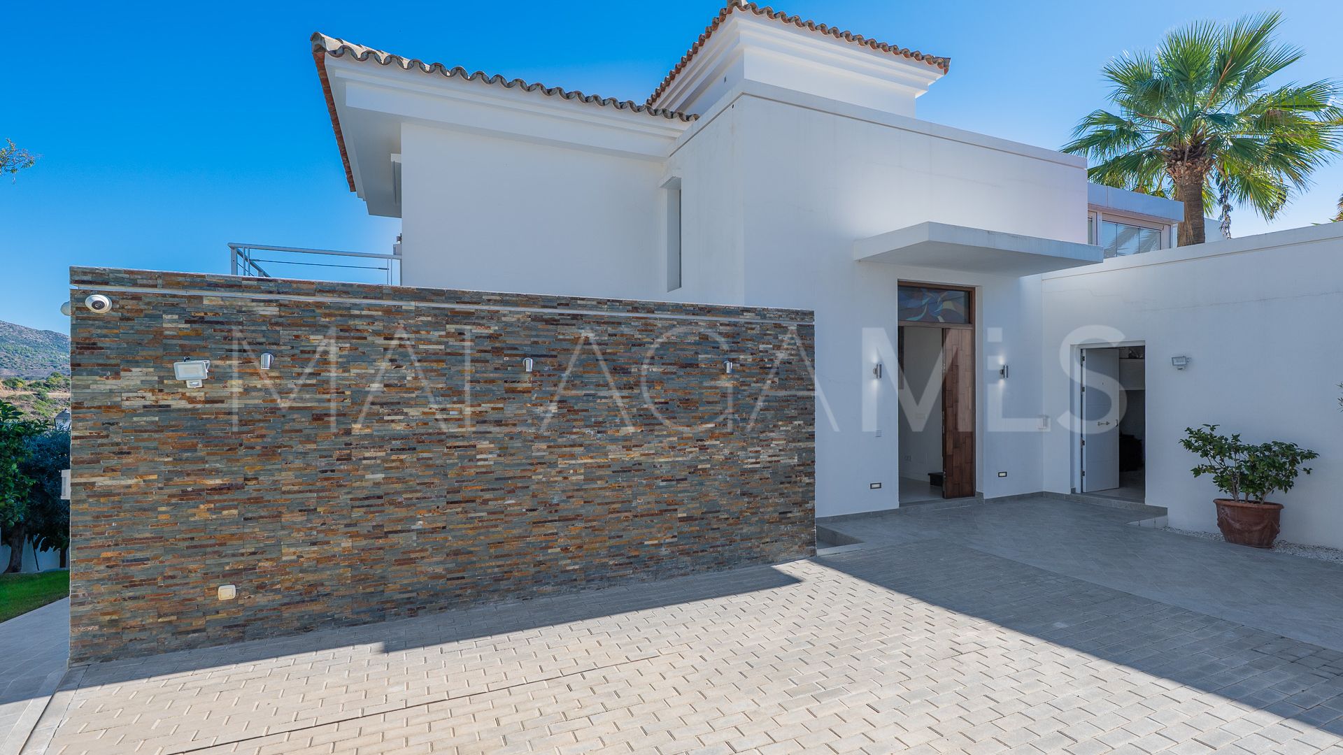 Villa for sale in Nueva Andalucia