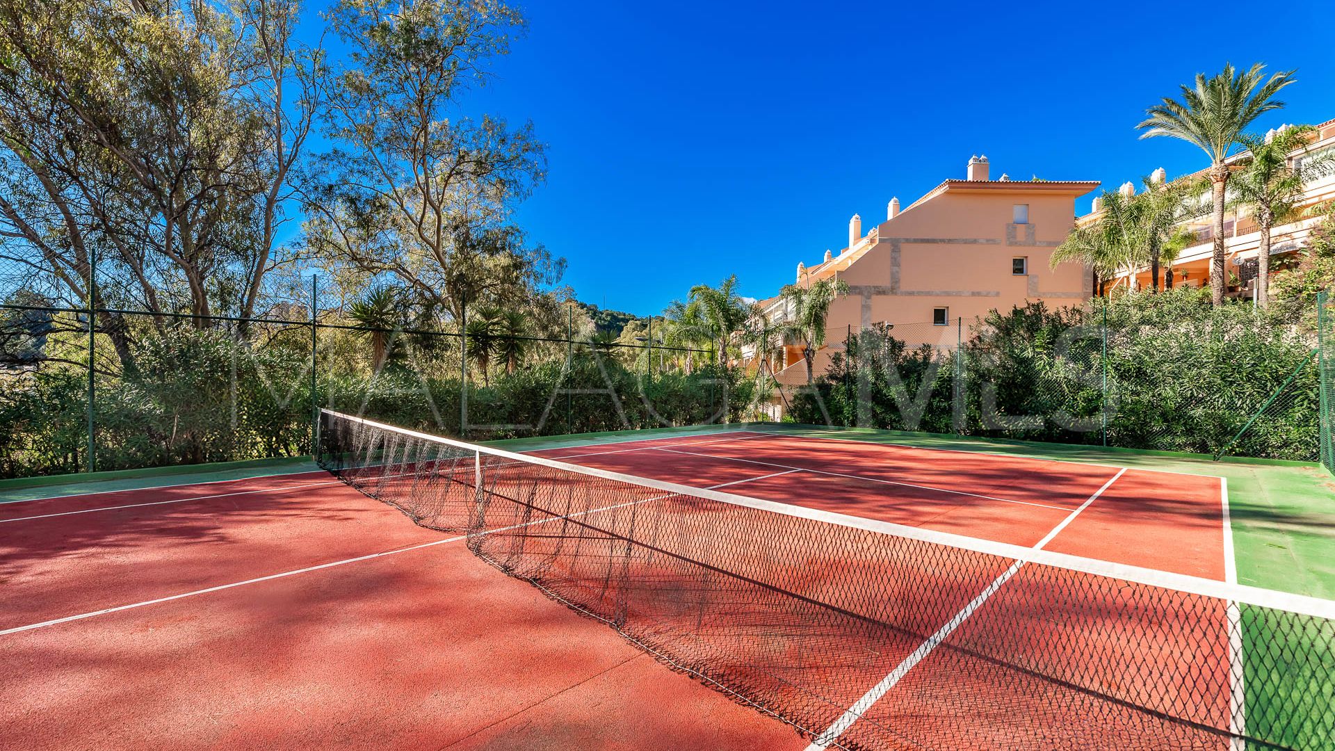 Apartment for sale in Nueva Andalucia with 4 bedrooms