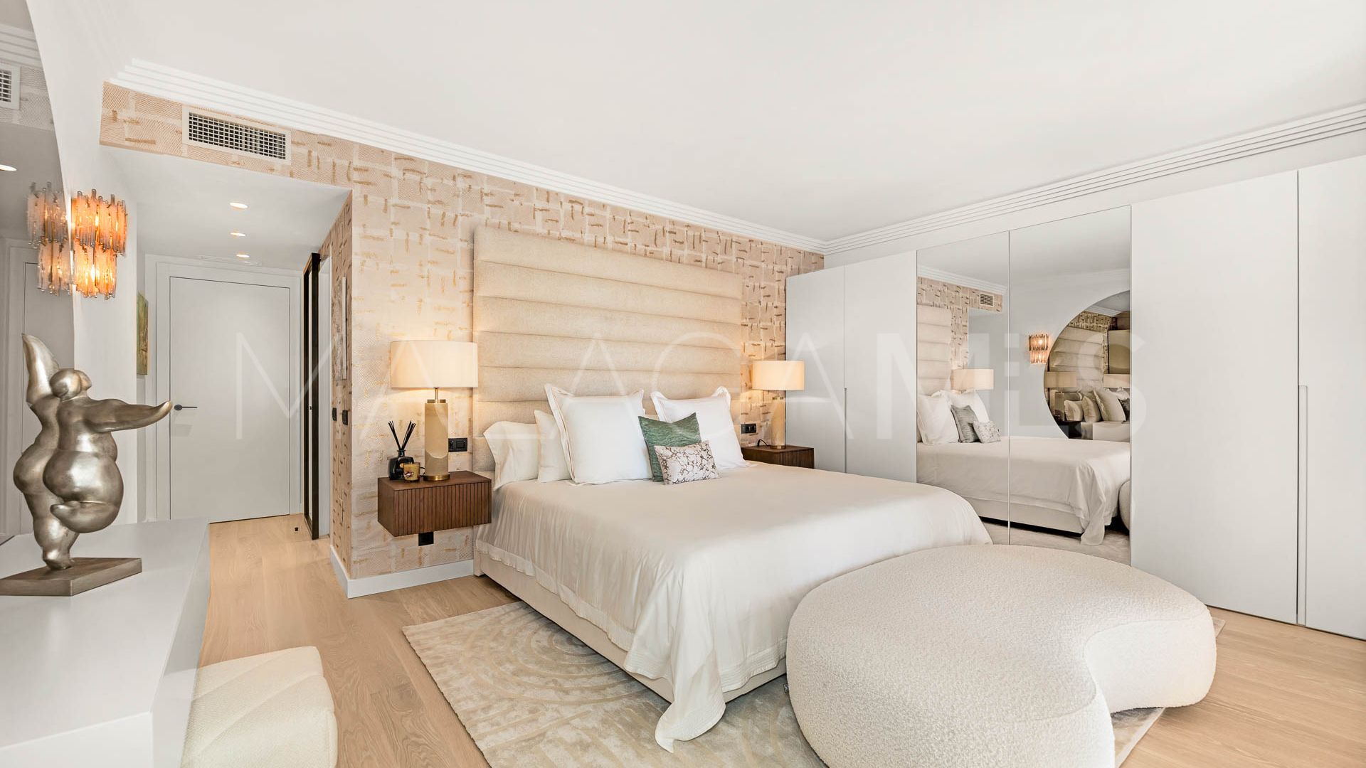 Apartment for sale in Nueva Andalucia with 4 bedrooms