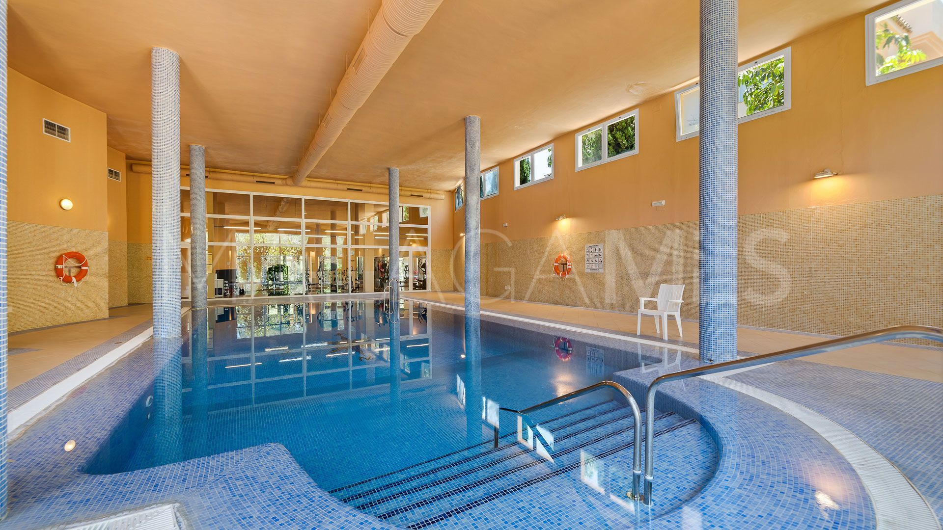 Apartment for sale in Nueva Andalucia with 4 bedrooms