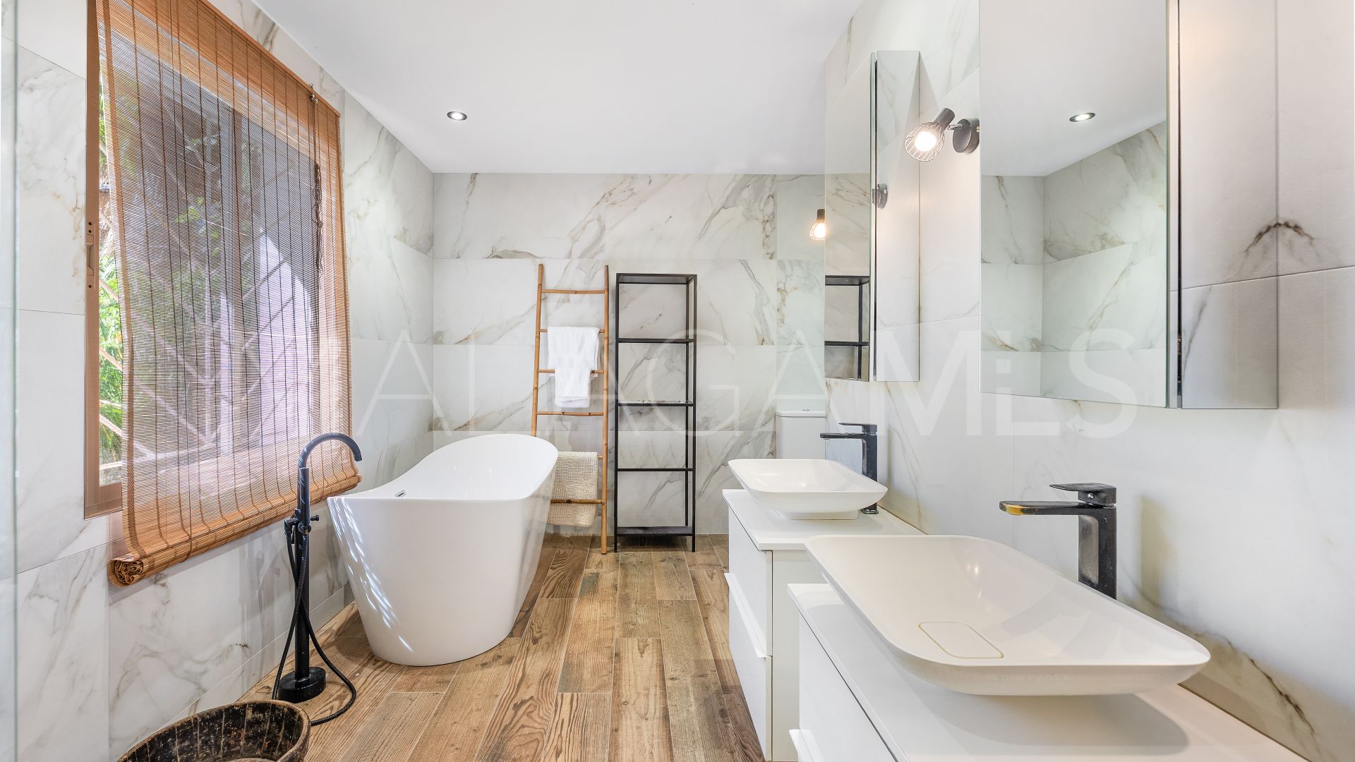 Villa for sale in Benahavis