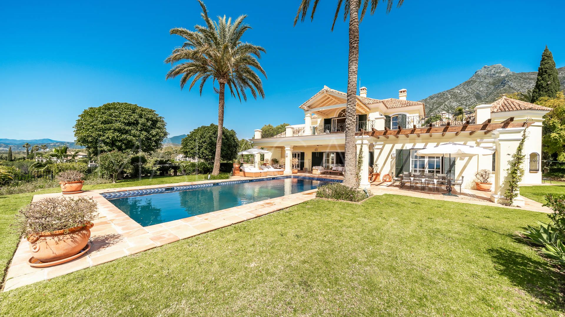 For sale villa in Marbella Hill Club with 7 bedrooms