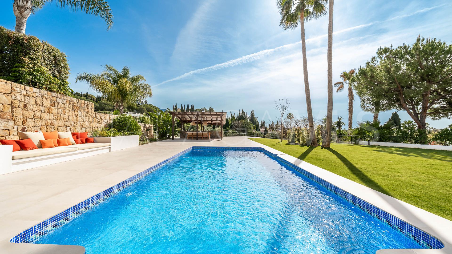 Villa for sale in Nueva Andalucia