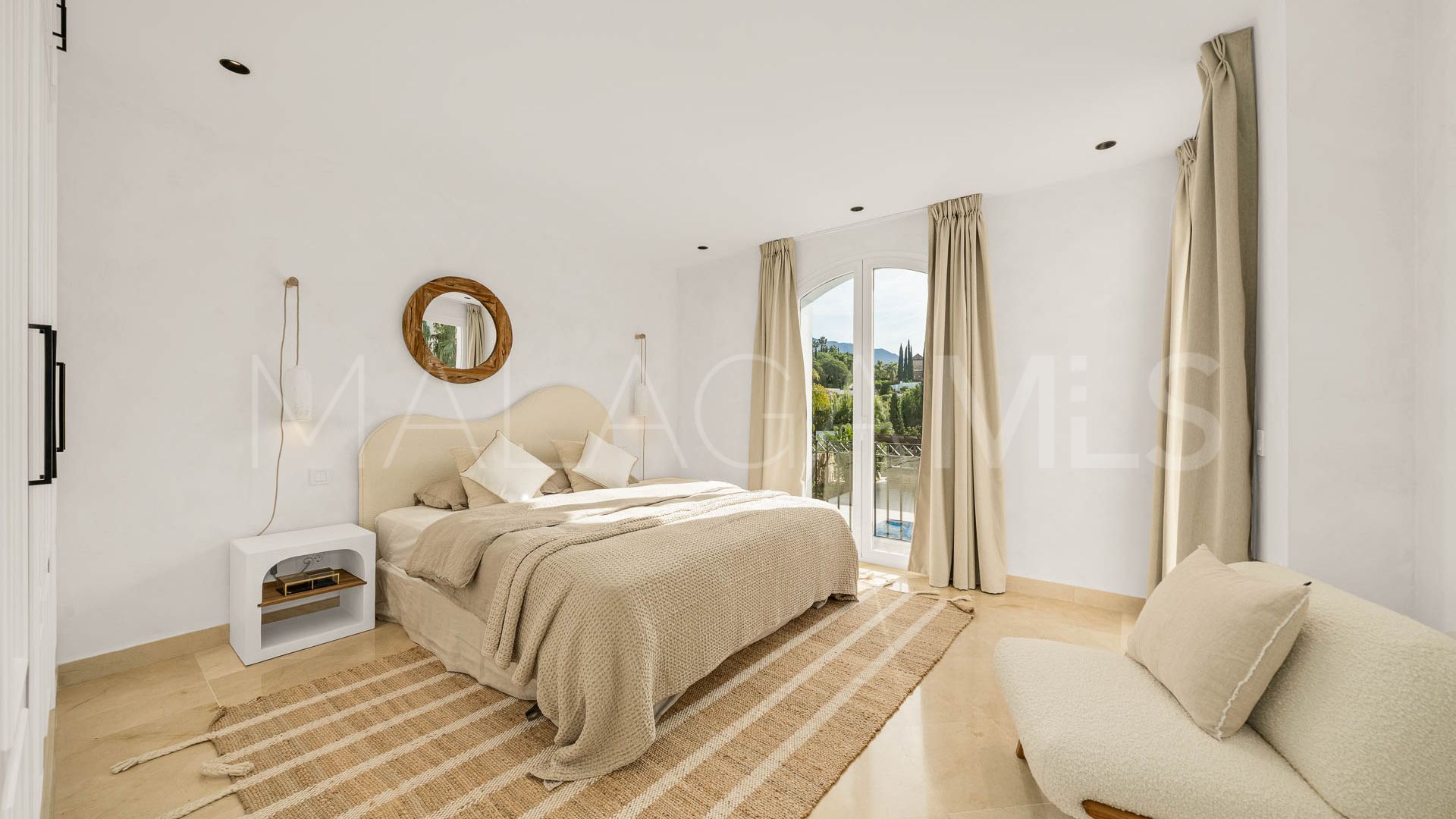 Villa for sale in Nueva Andalucia