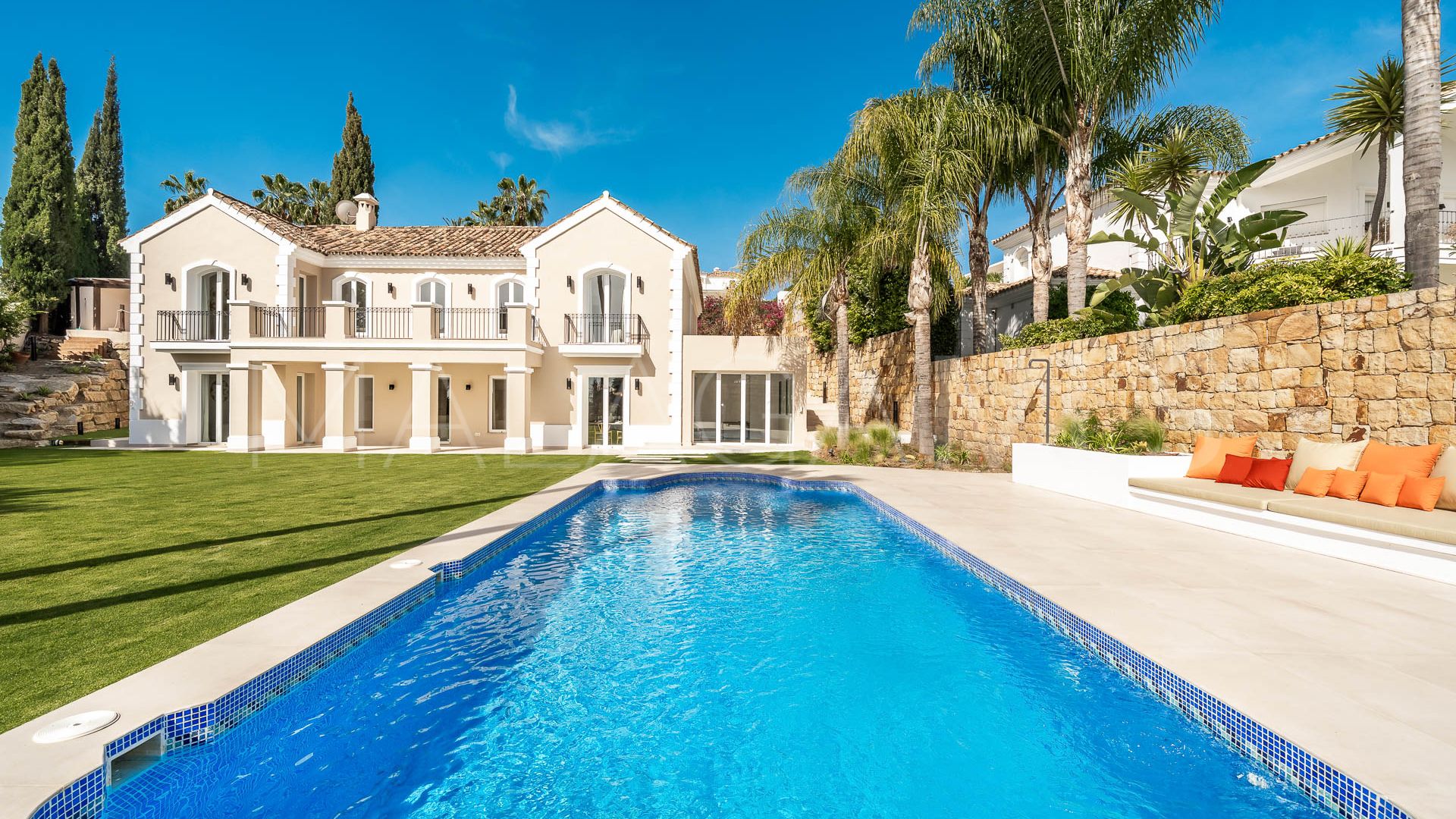 Villa for sale in Nueva Andalucia