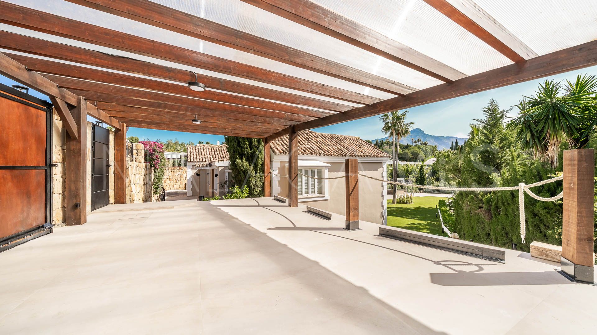 Villa for sale in Nueva Andalucia