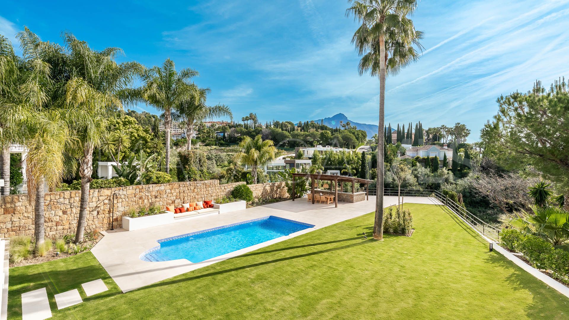 Villa for sale in Nueva Andalucia