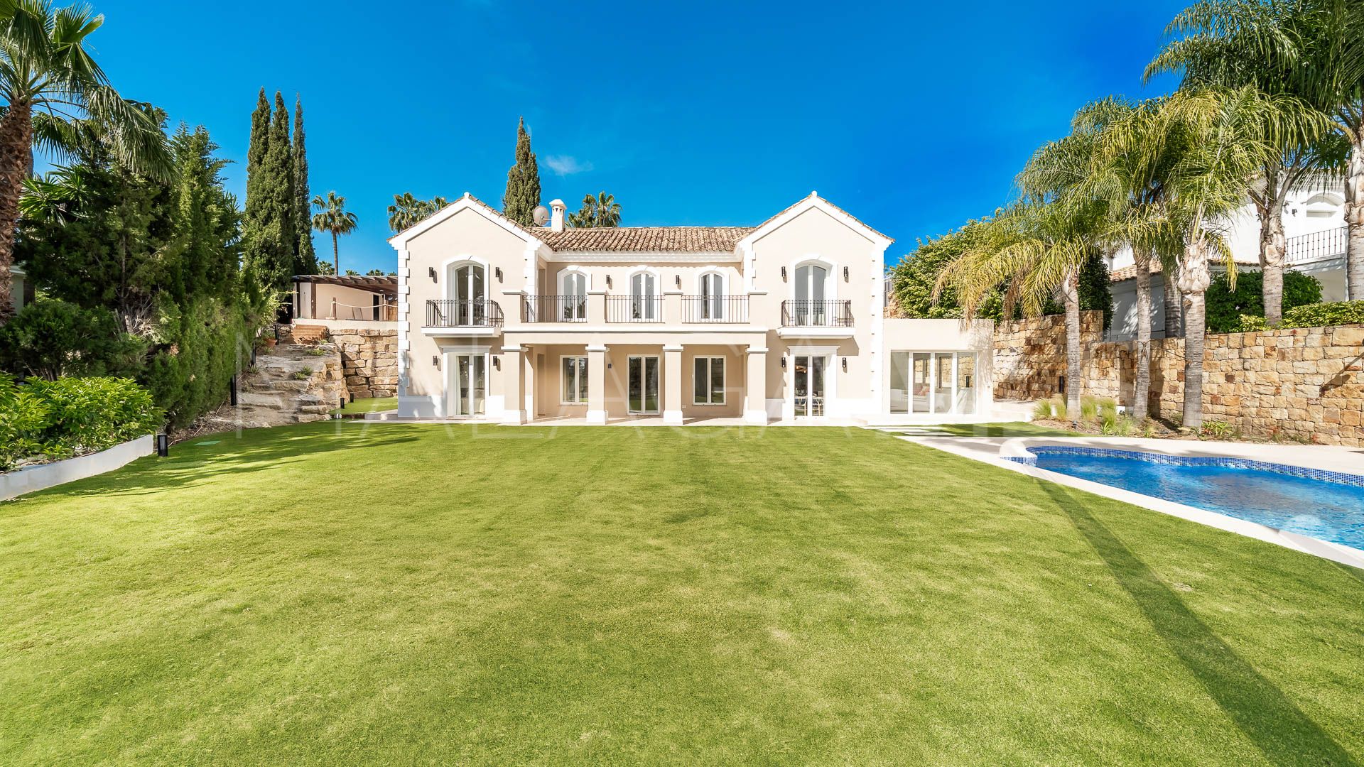 Villa for sale in Nueva Andalucia