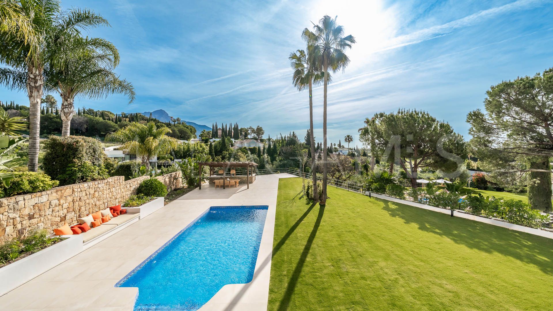 Villa for sale in Nueva Andalucia