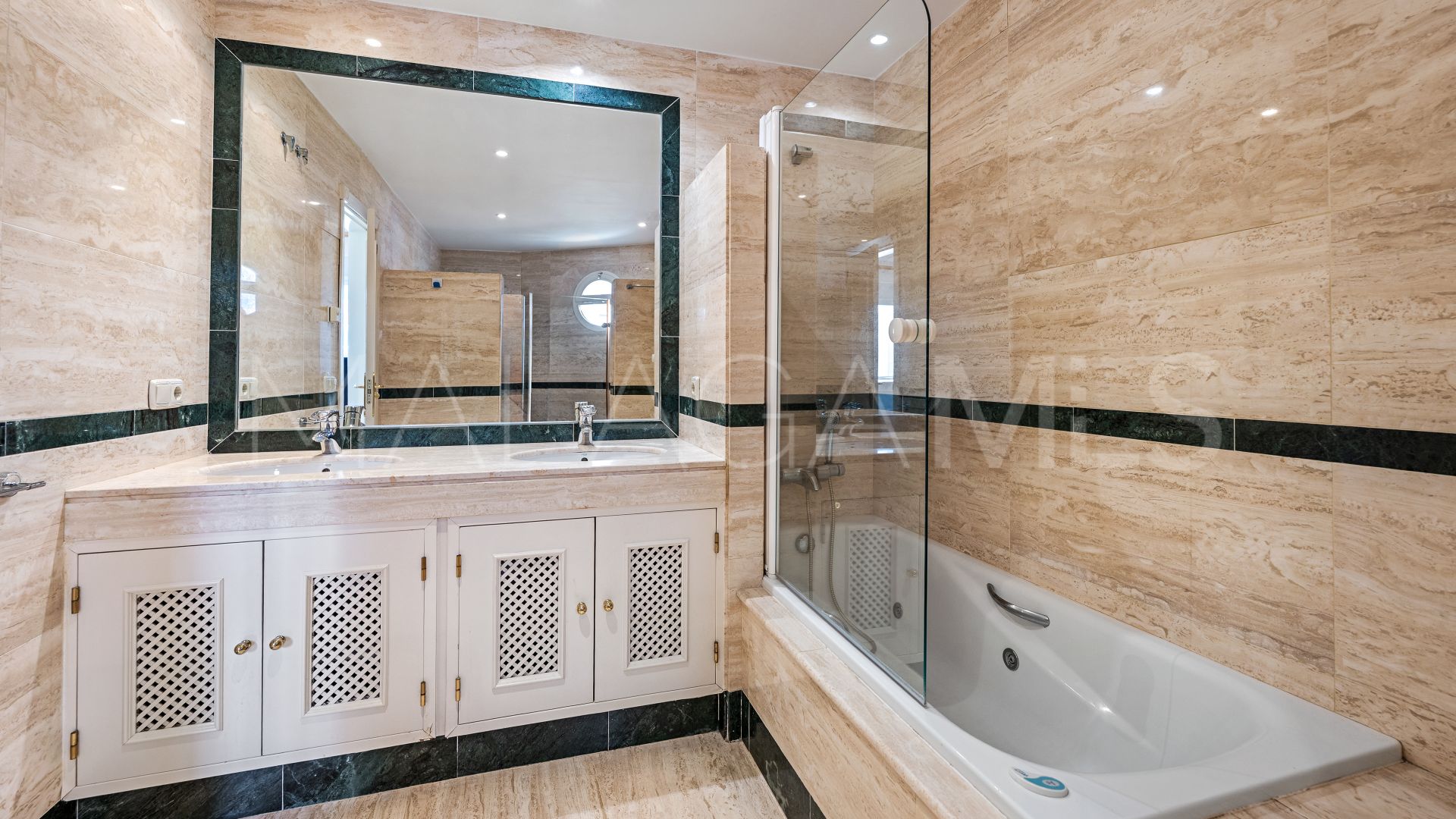 Lägenhet for sale in Beach Side Golden Mile