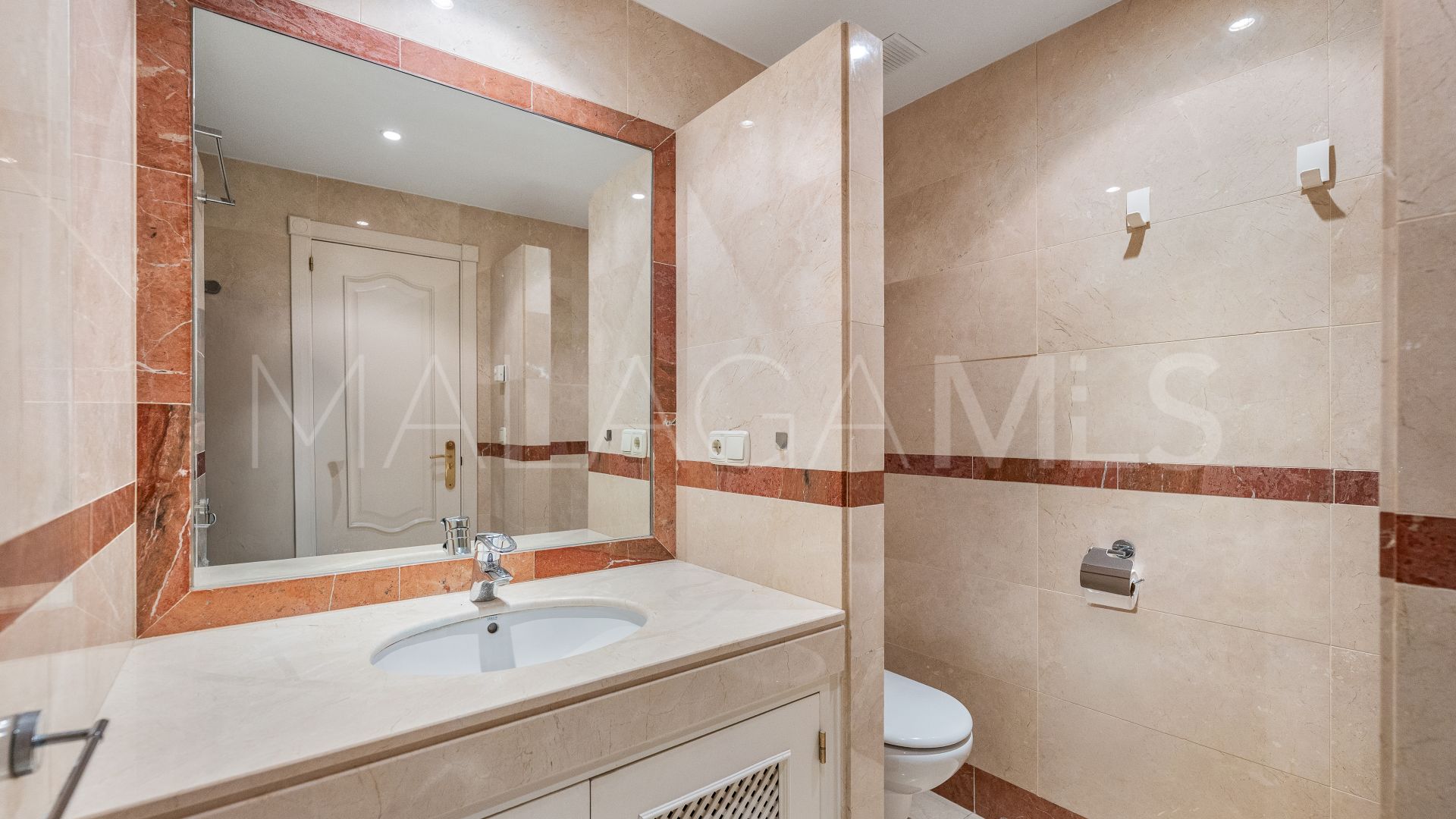 Lägenhet for sale in Beach Side Golden Mile