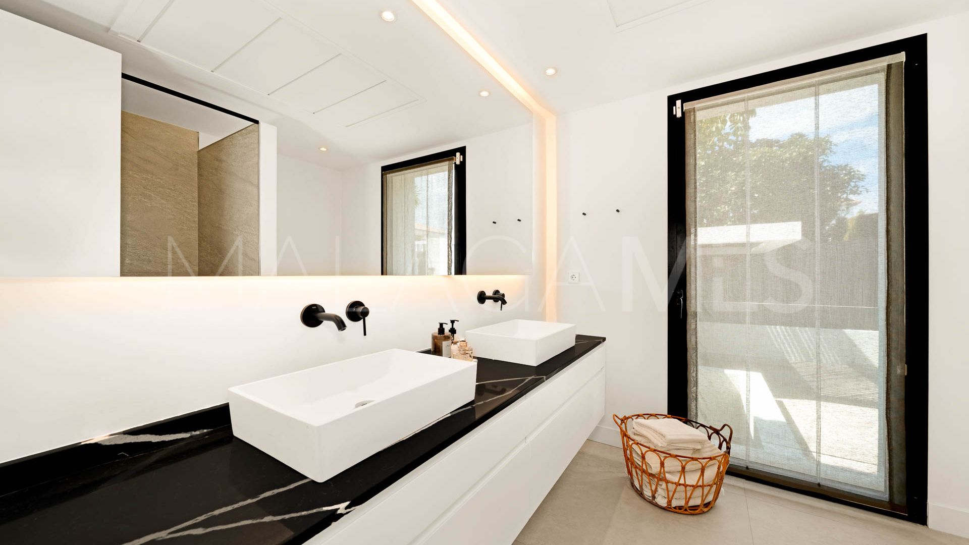 Villa for sale in Nueva Andalucia