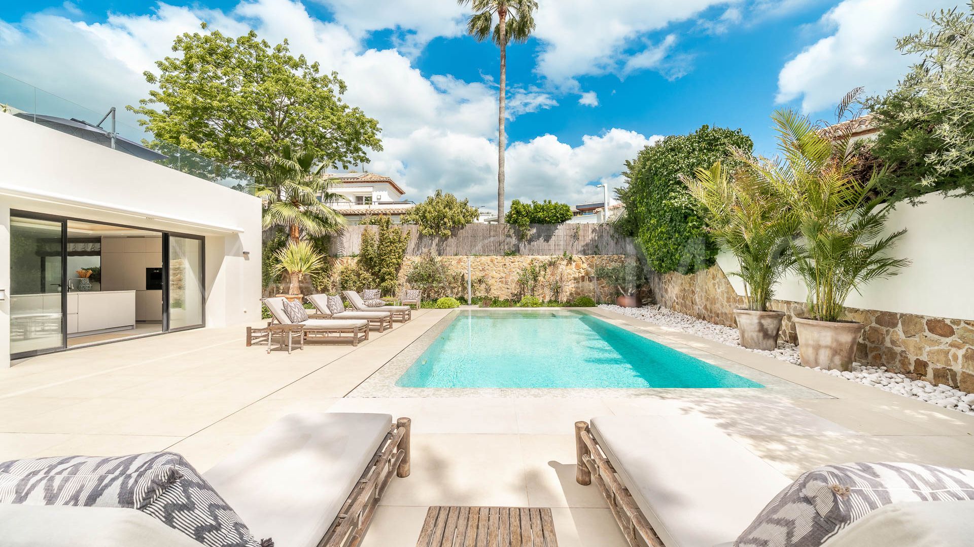 Villa for sale in Nueva Andalucia