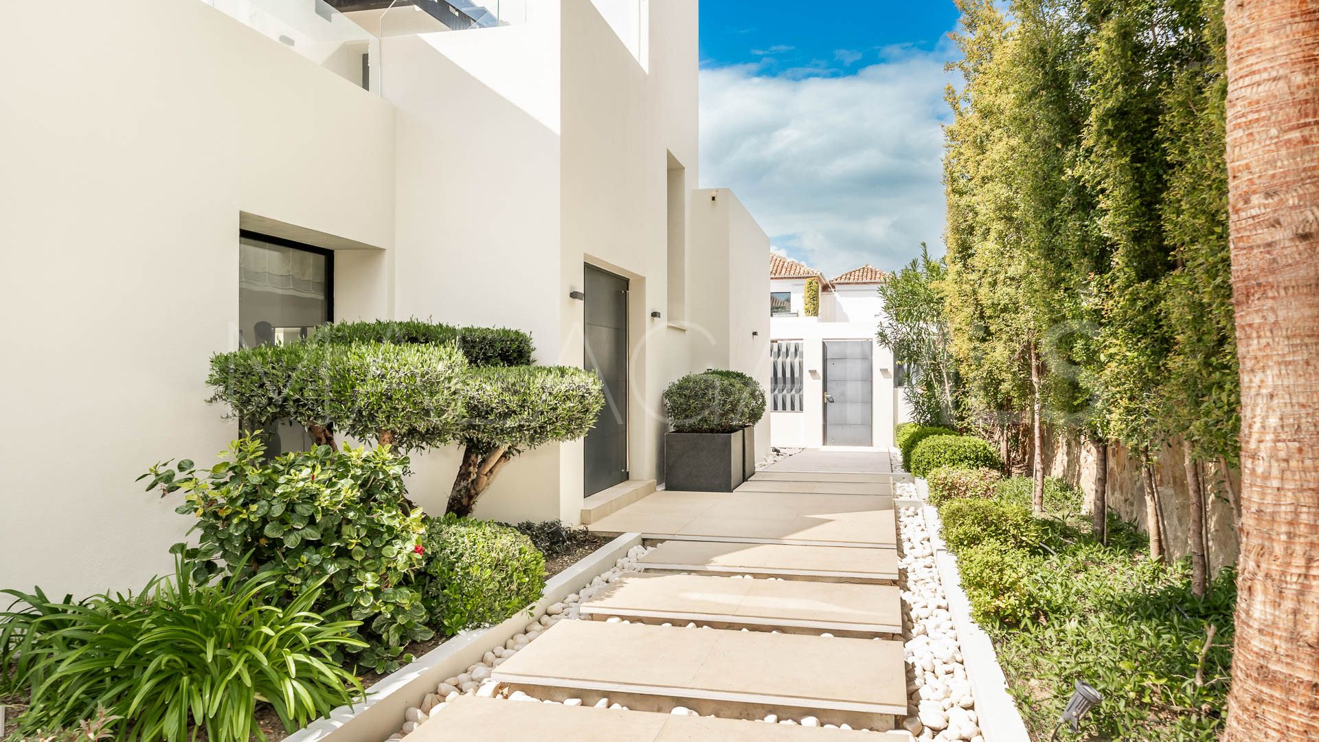 Villa for sale in Nueva Andalucia