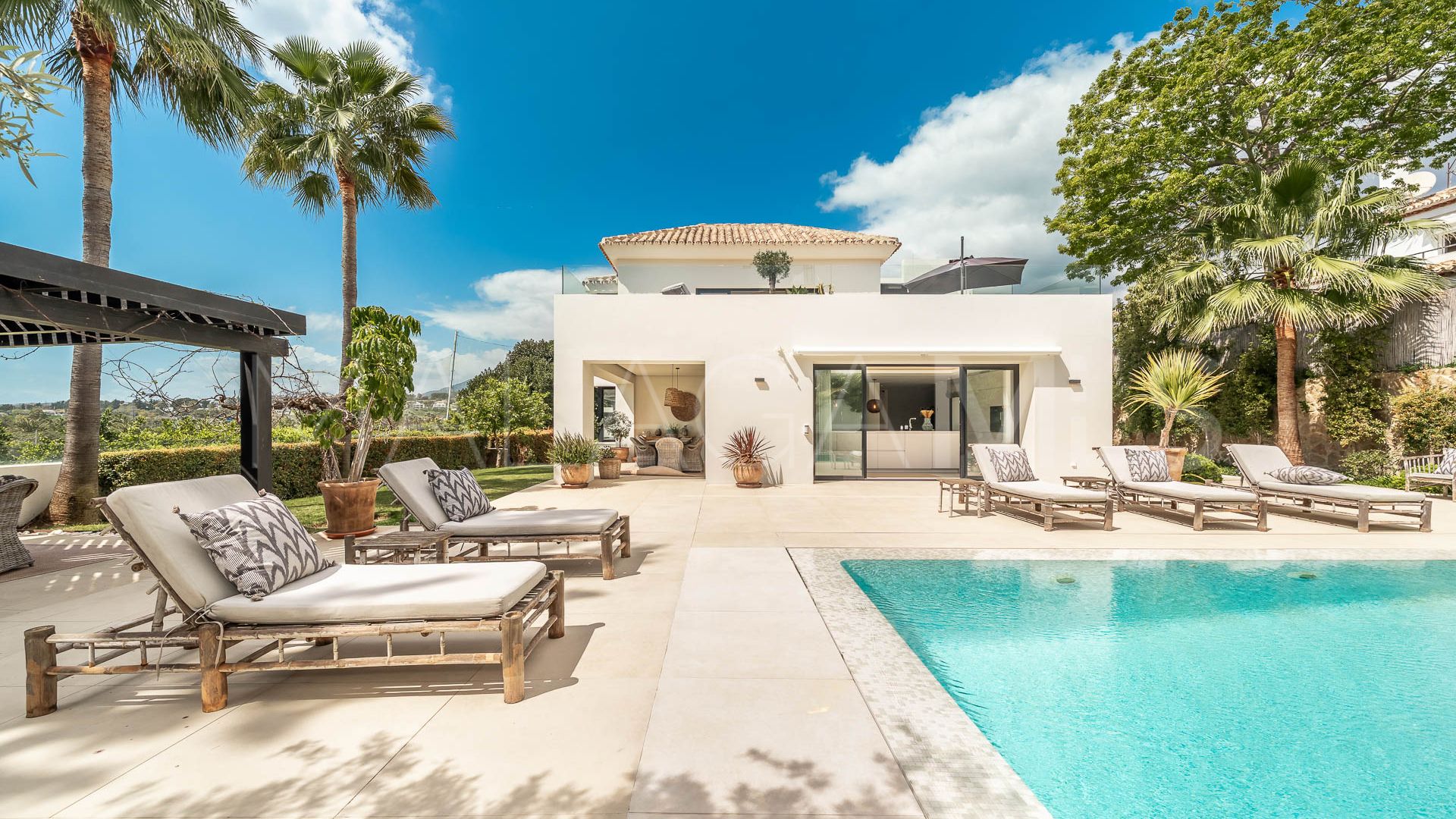 Villa for sale in Nueva Andalucia