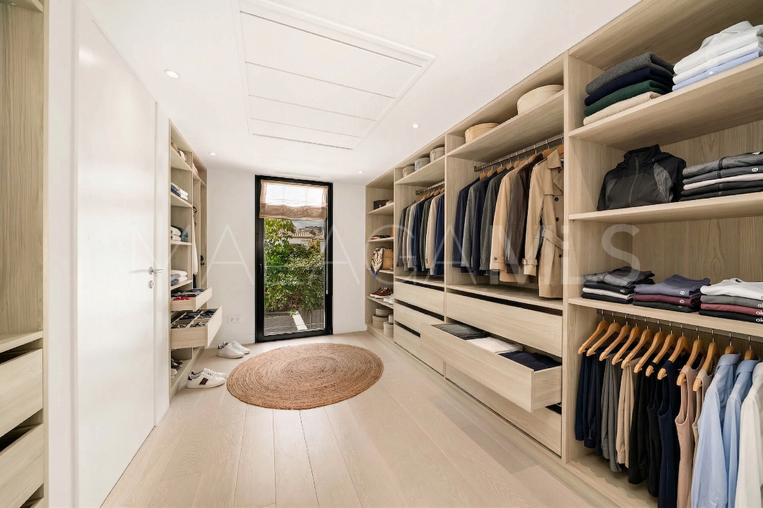 Villa for sale in Nueva Andalucia