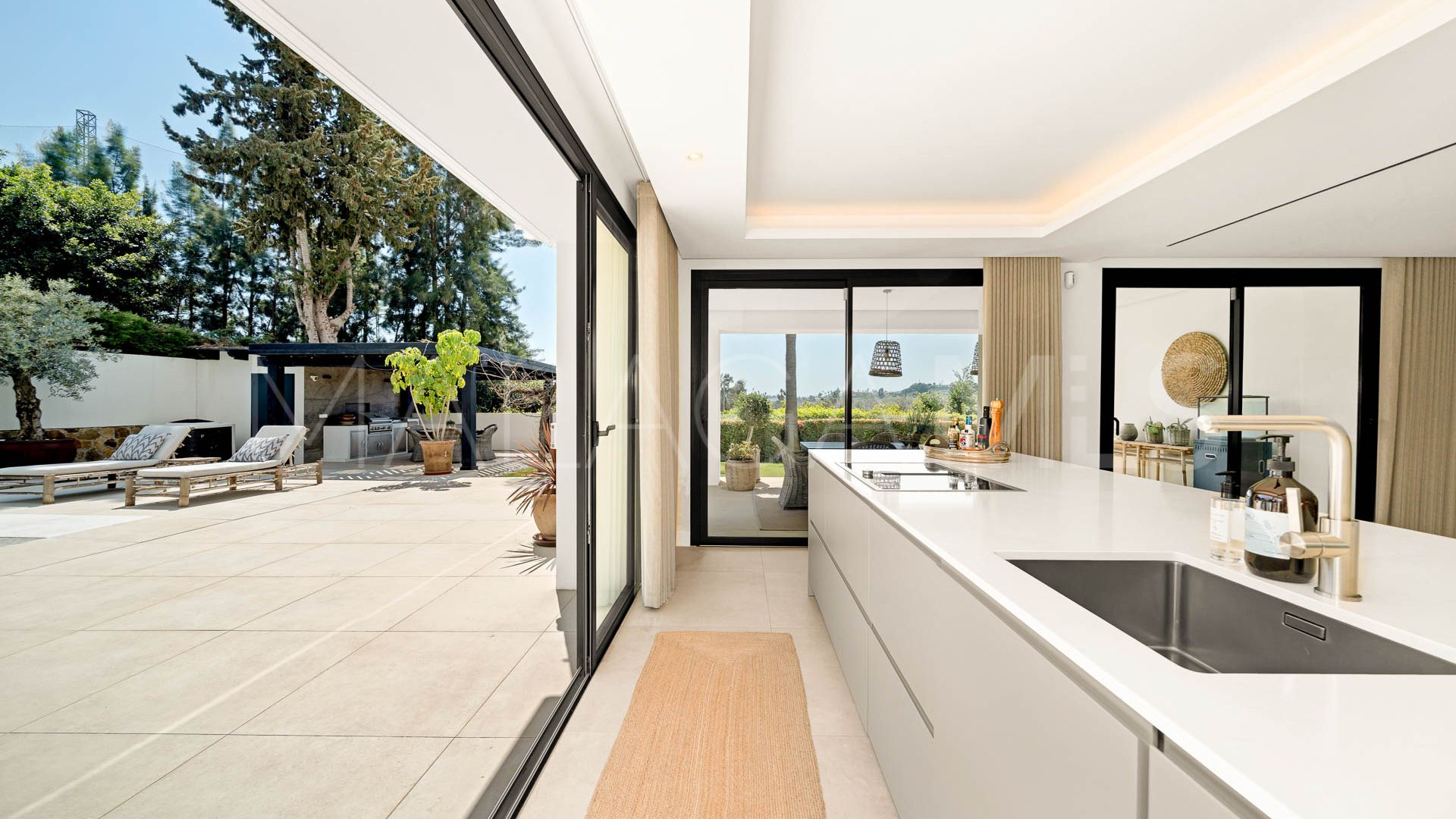 Villa for sale in Nueva Andalucia