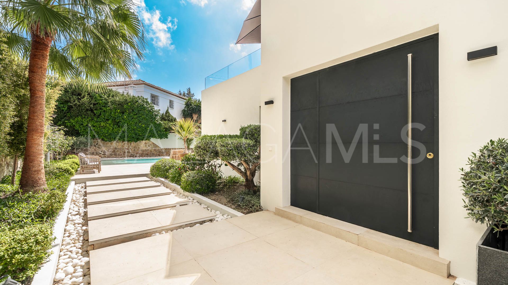 Villa for sale in Nueva Andalucia