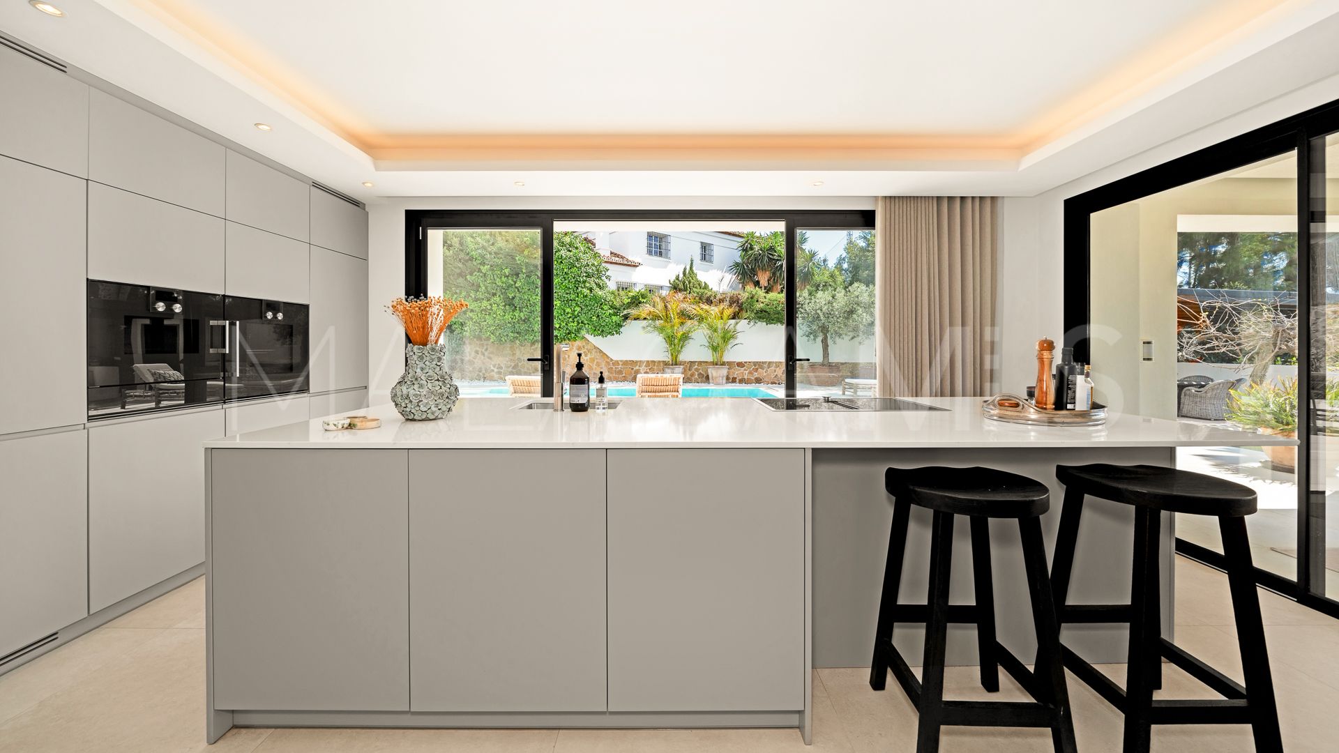 Villa for sale in Nueva Andalucia