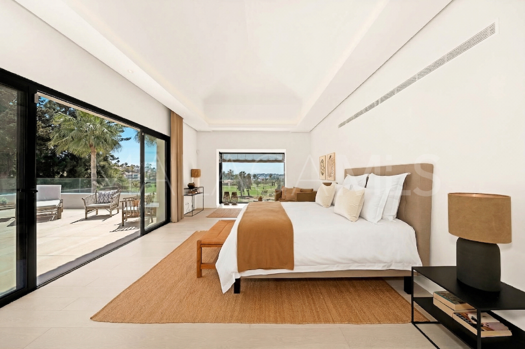 Villa for sale in Nueva Andalucia