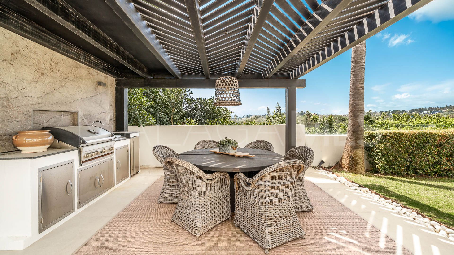 Villa for sale in Nueva Andalucia