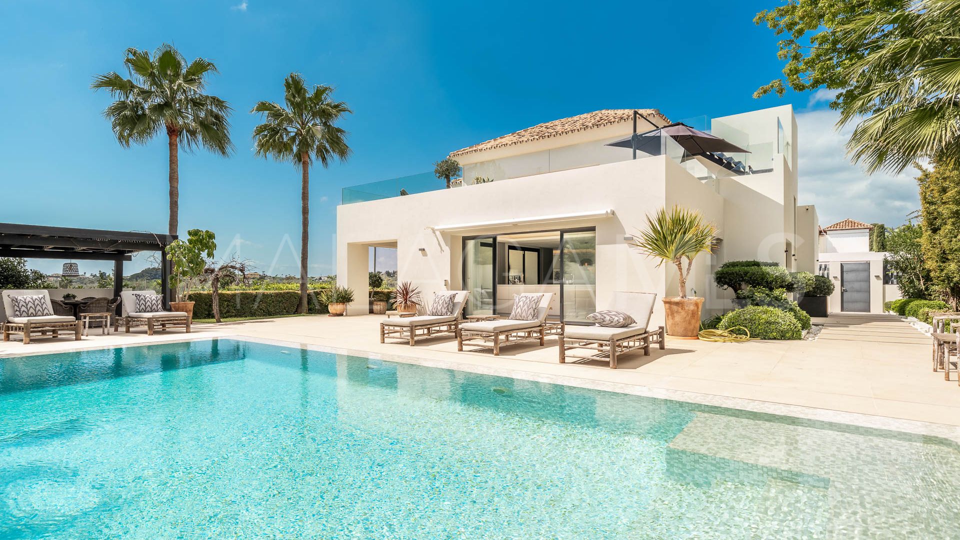 Villa for sale in Nueva Andalucia
