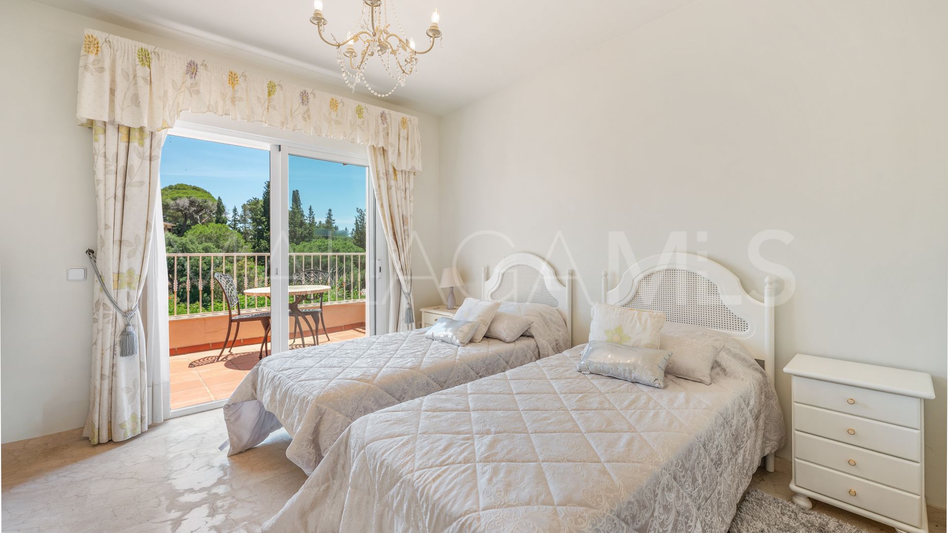 Villa for sale in Elviria