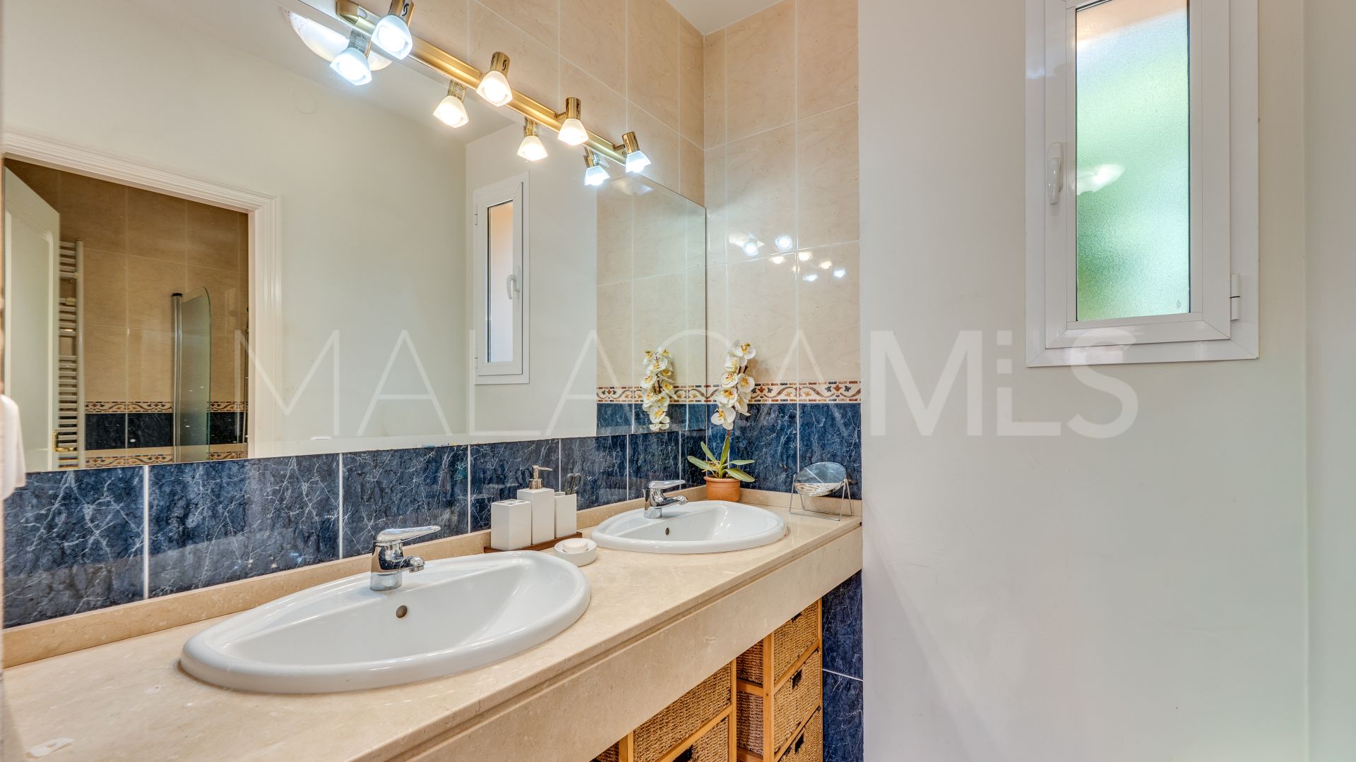 Villa for sale in Elviria