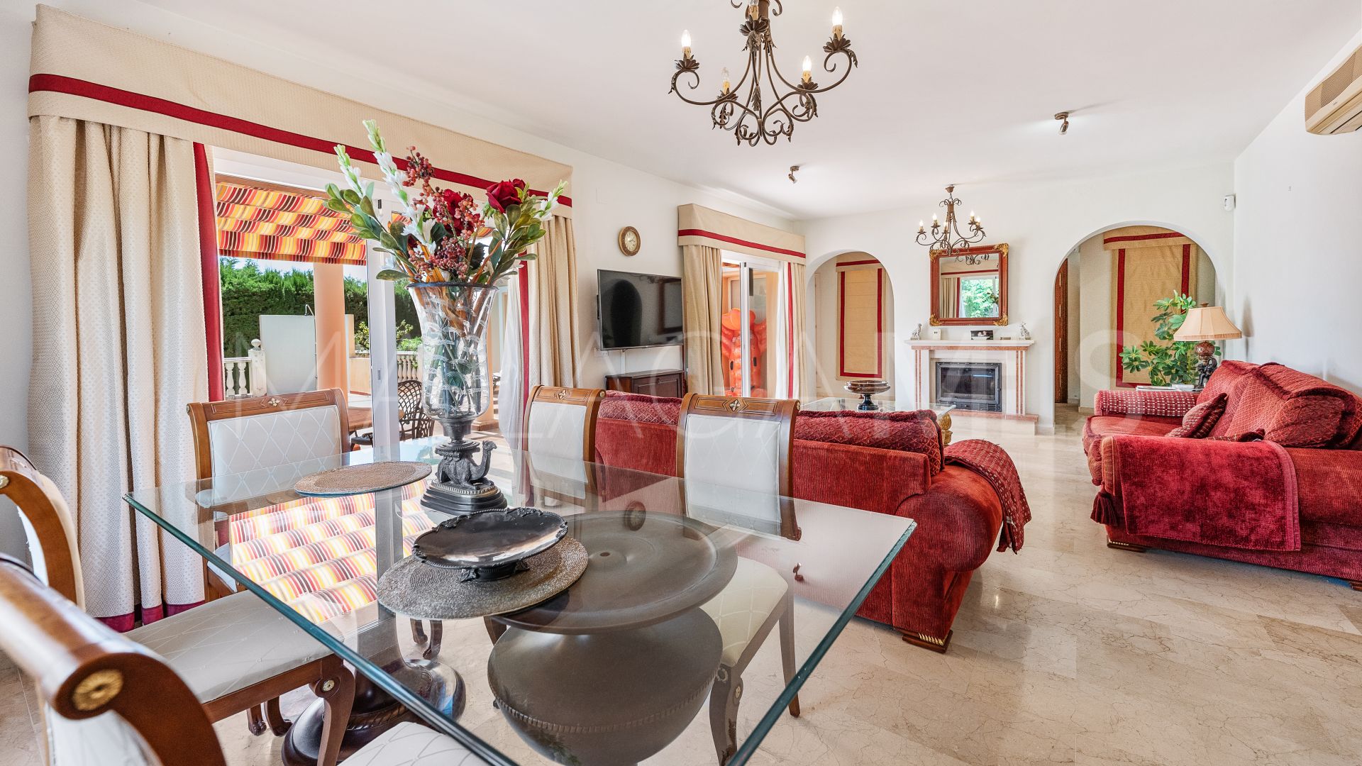Villa for sale in Elviria
