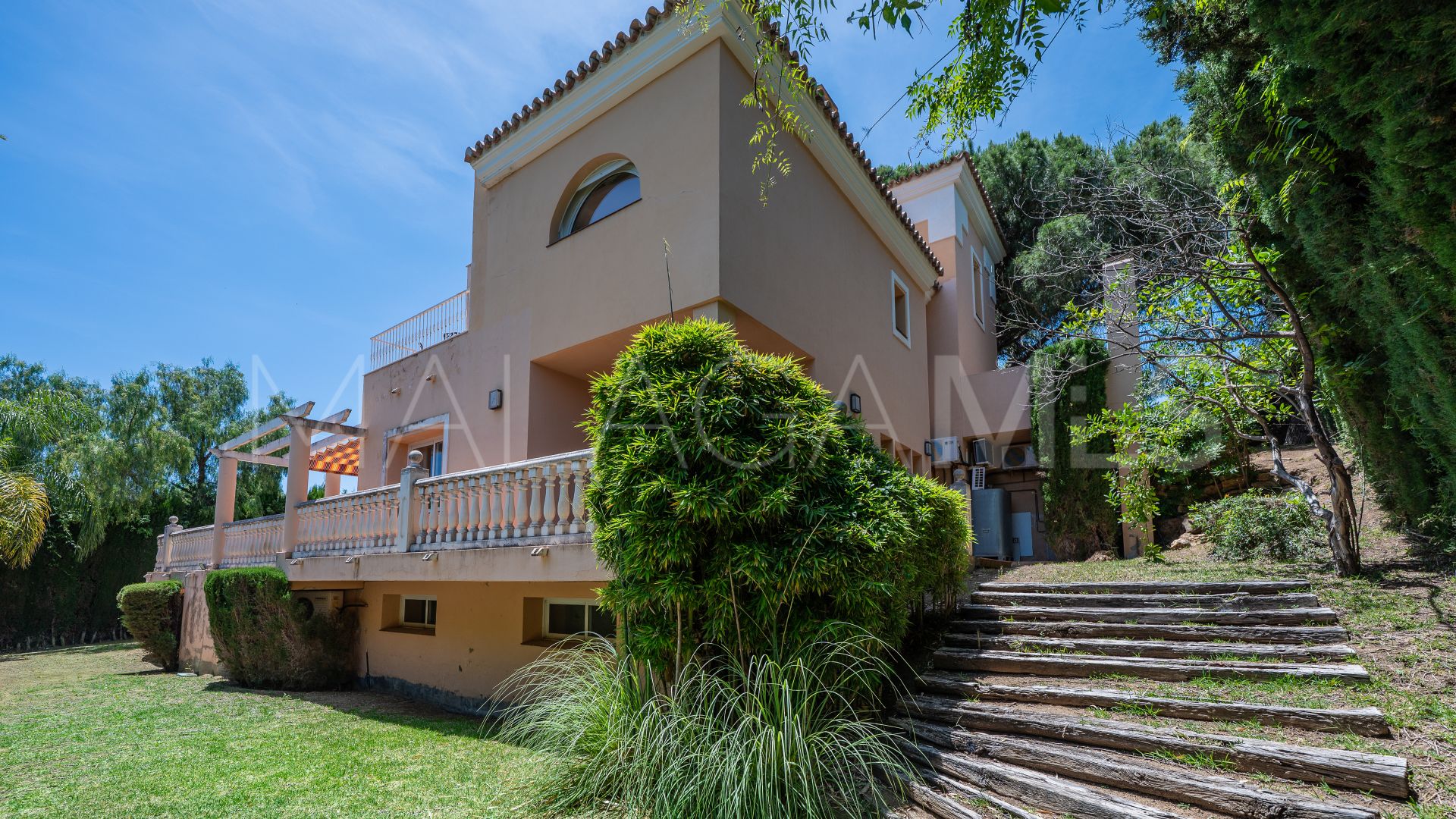 Villa for sale in Elviria