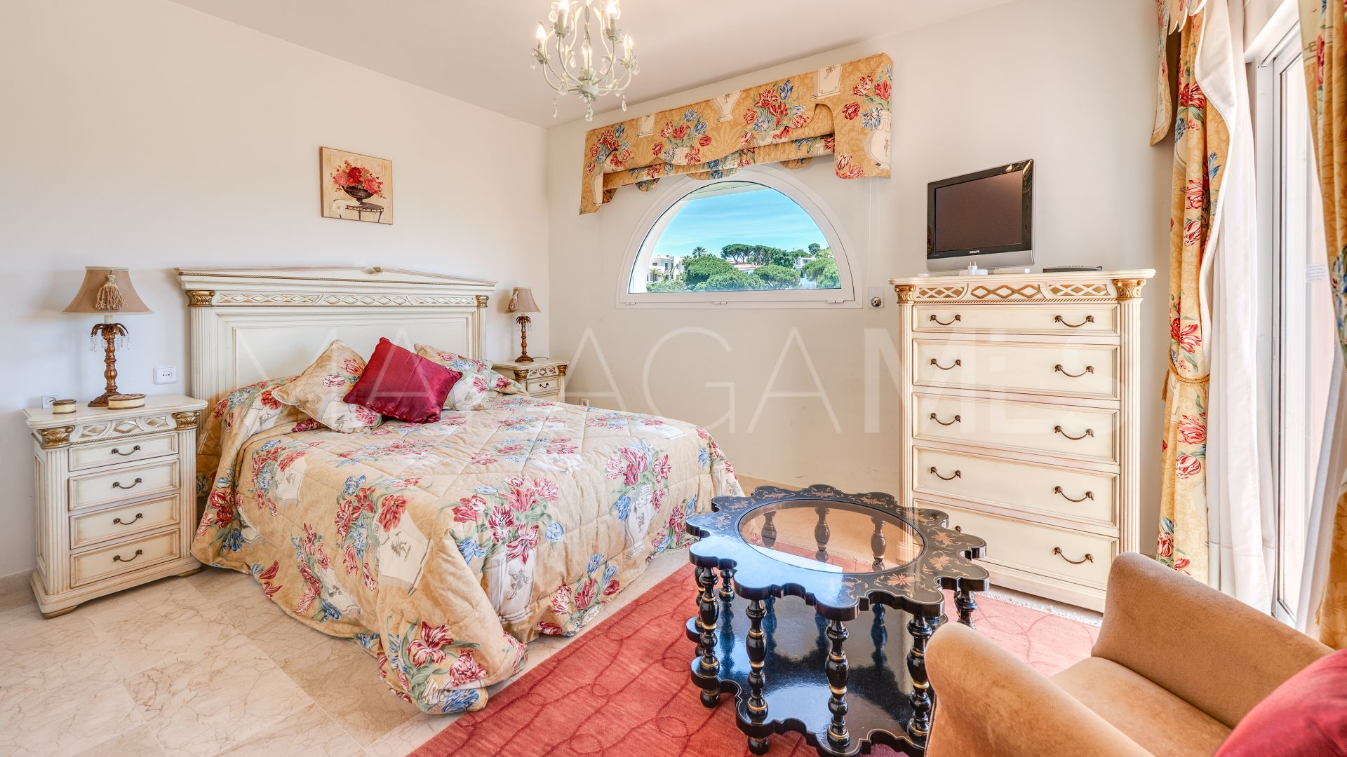 Villa for sale in Elviria