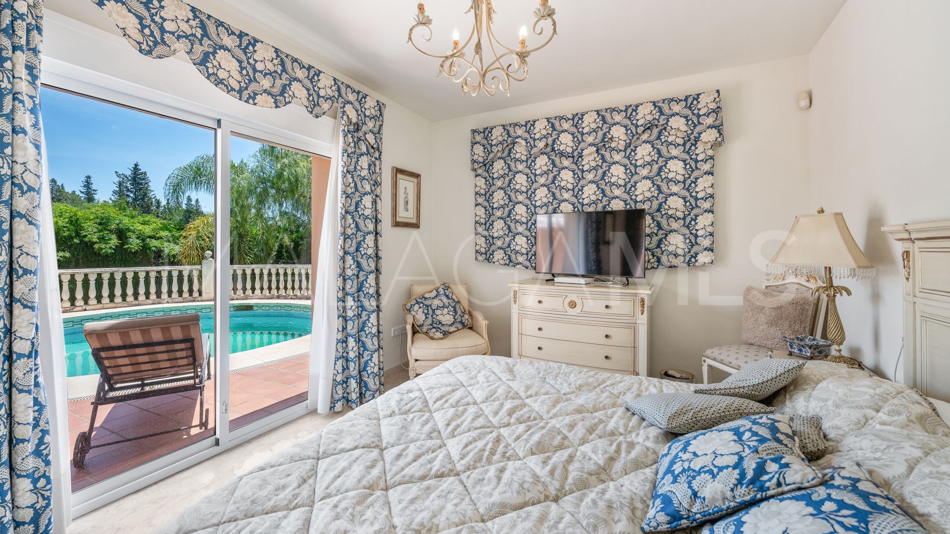 Villa for sale in Elviria